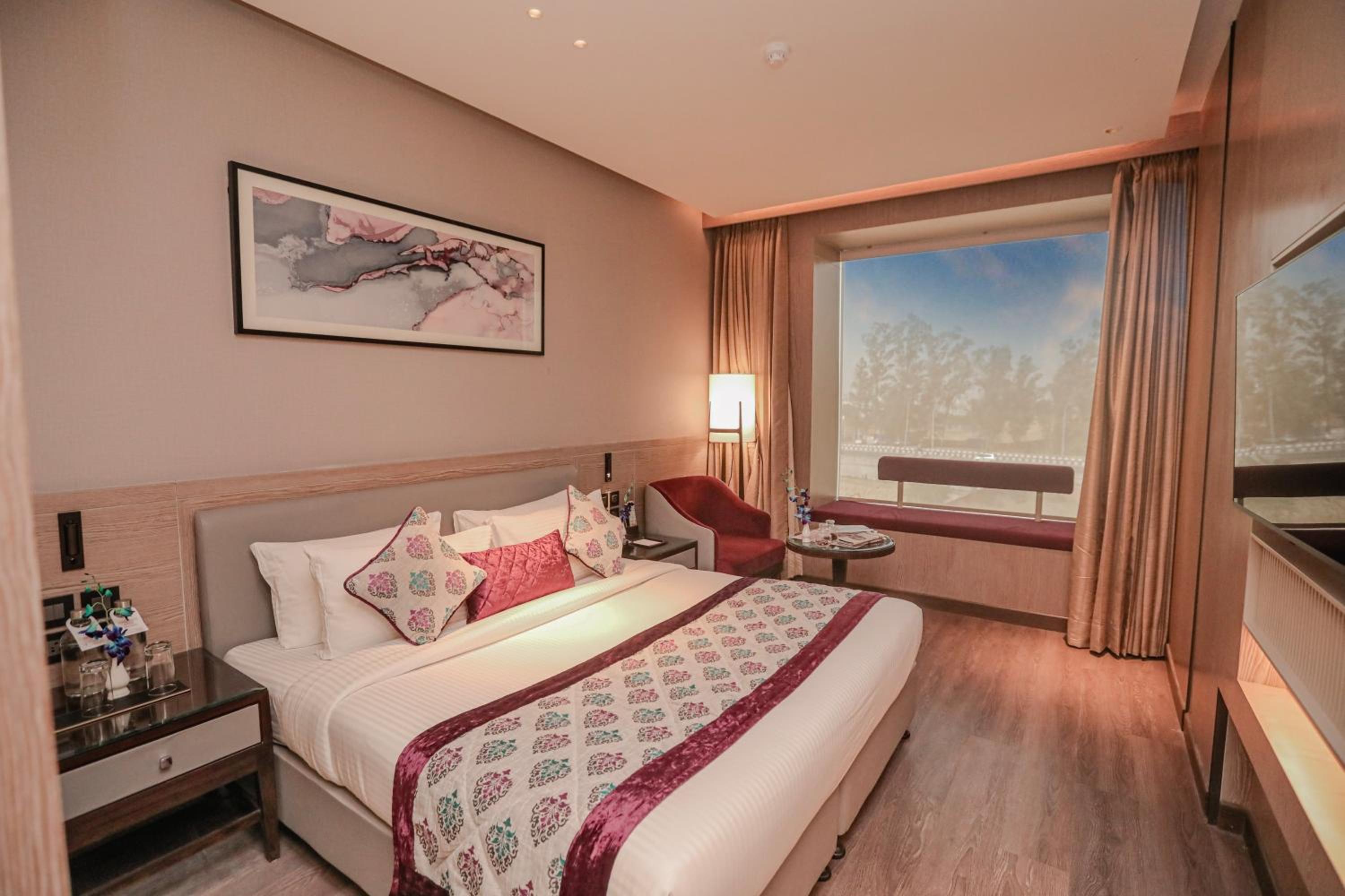 Deluxe Room - Pick and Drop-off To Golden Temple- Complimentary One Time . photo 3