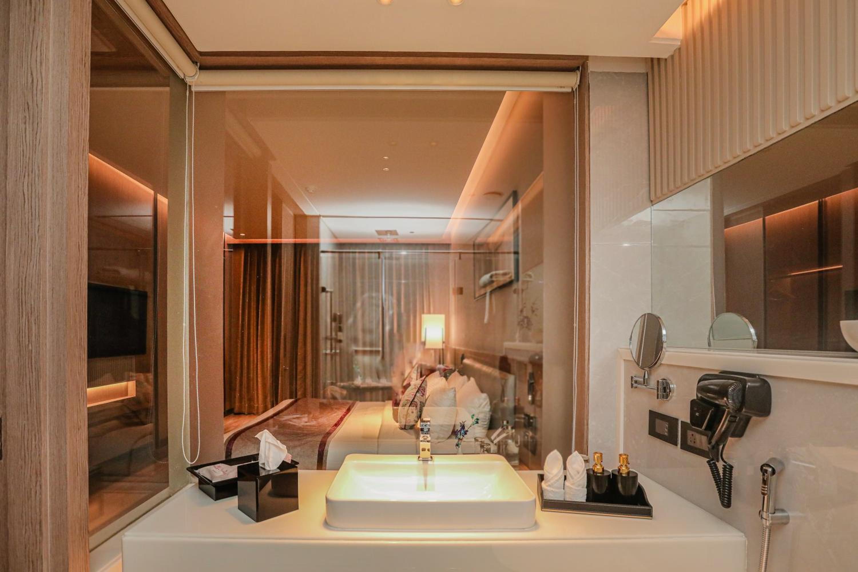 Deluxe Room - Pick and Drop-off To Golden Temple- Complimentary One Time . photo 2