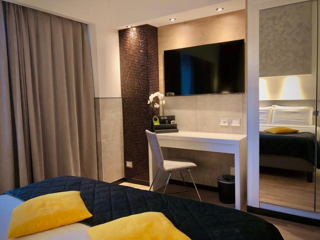 Superior Double Room thumbnail 6