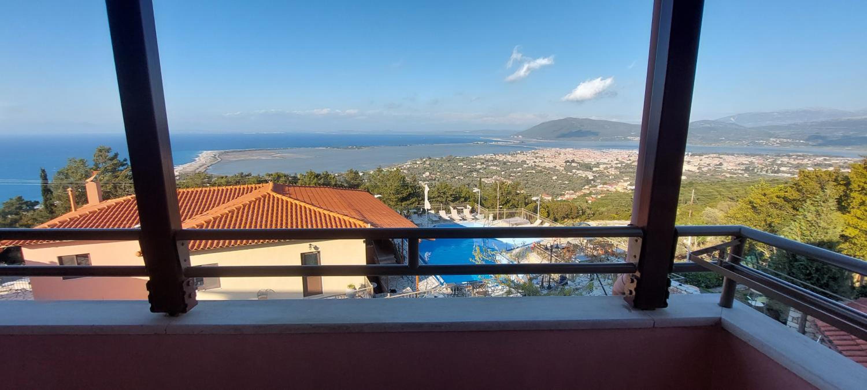 Deluxe Double Room with Balcony and Sea View photo 2
