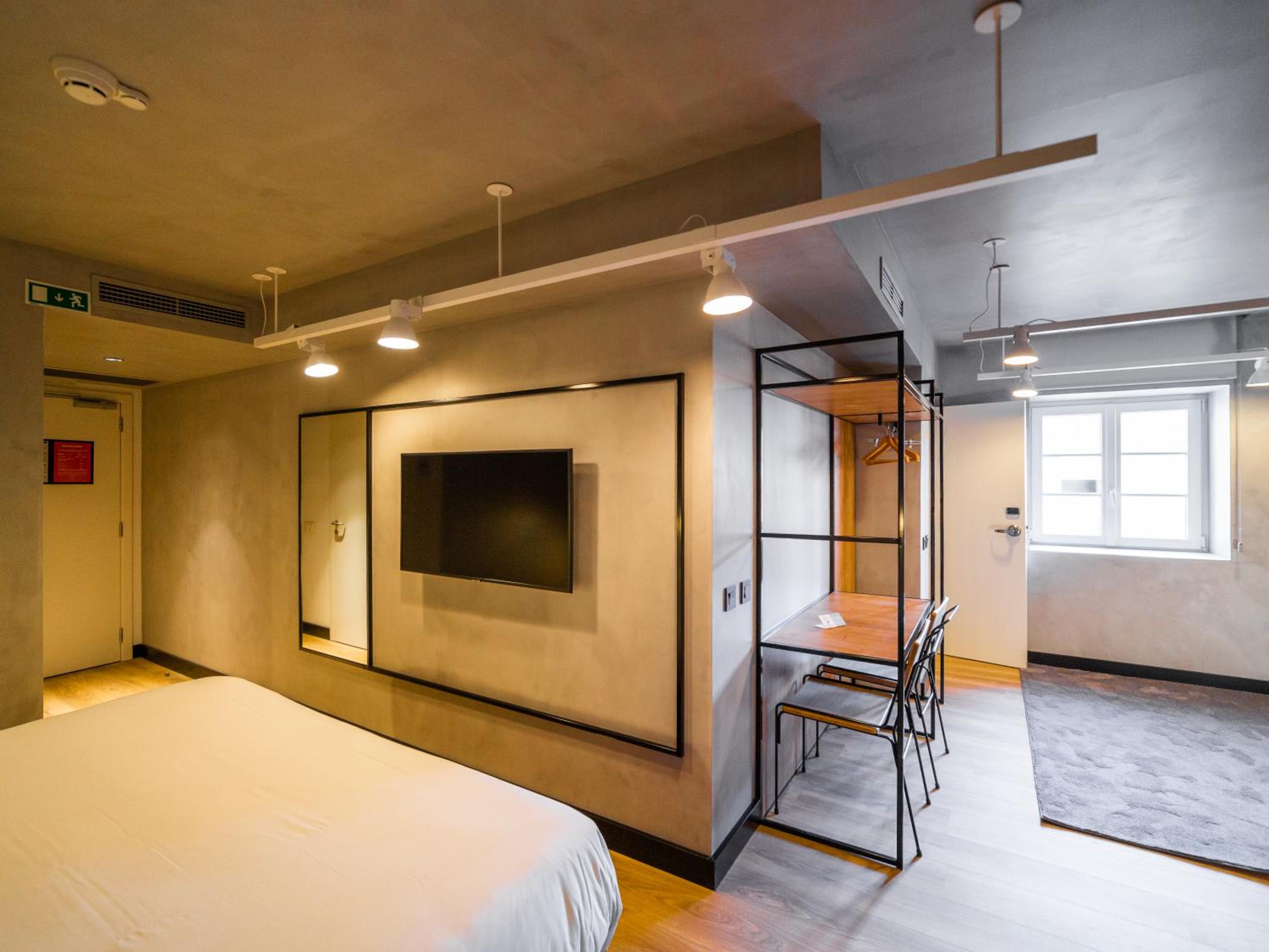 Queen Suite with Sofa Bed thumbnail 6