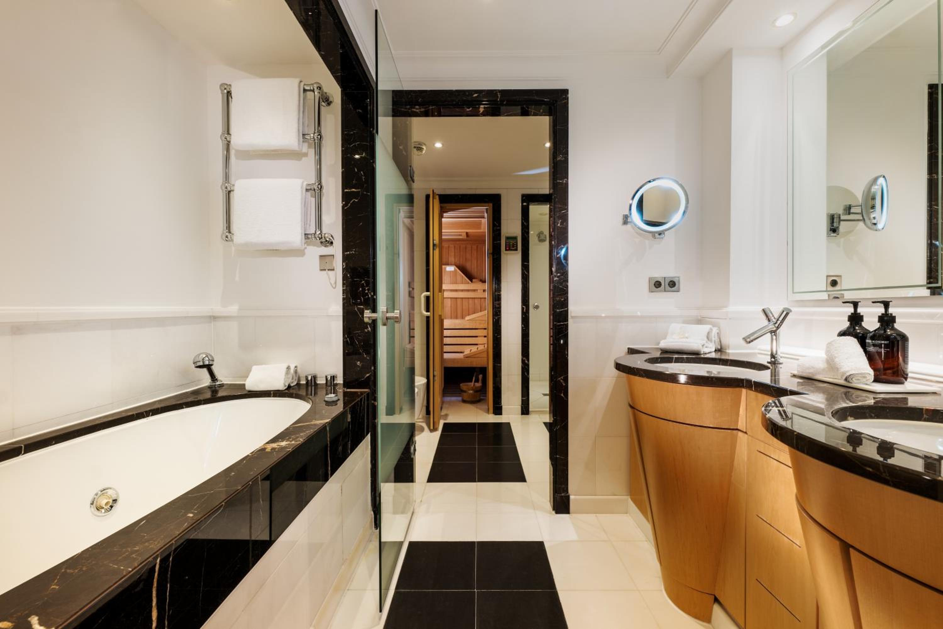 Deluxe Suite - Photo 3