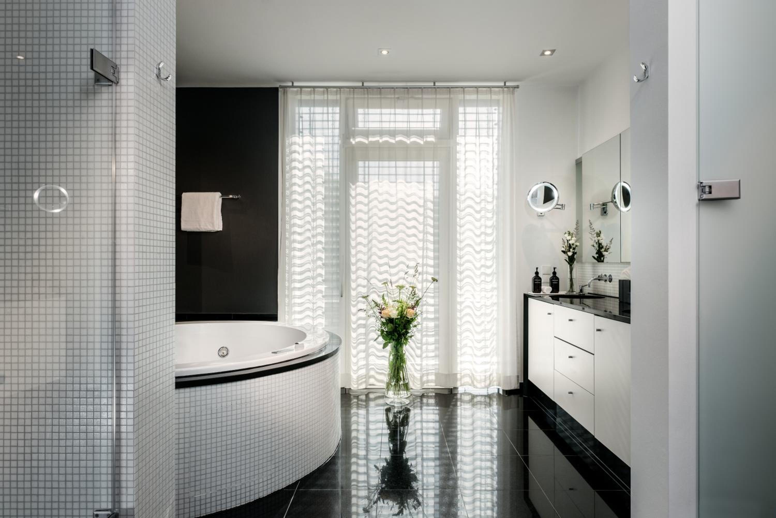 Penthouse Suite - Photo 9