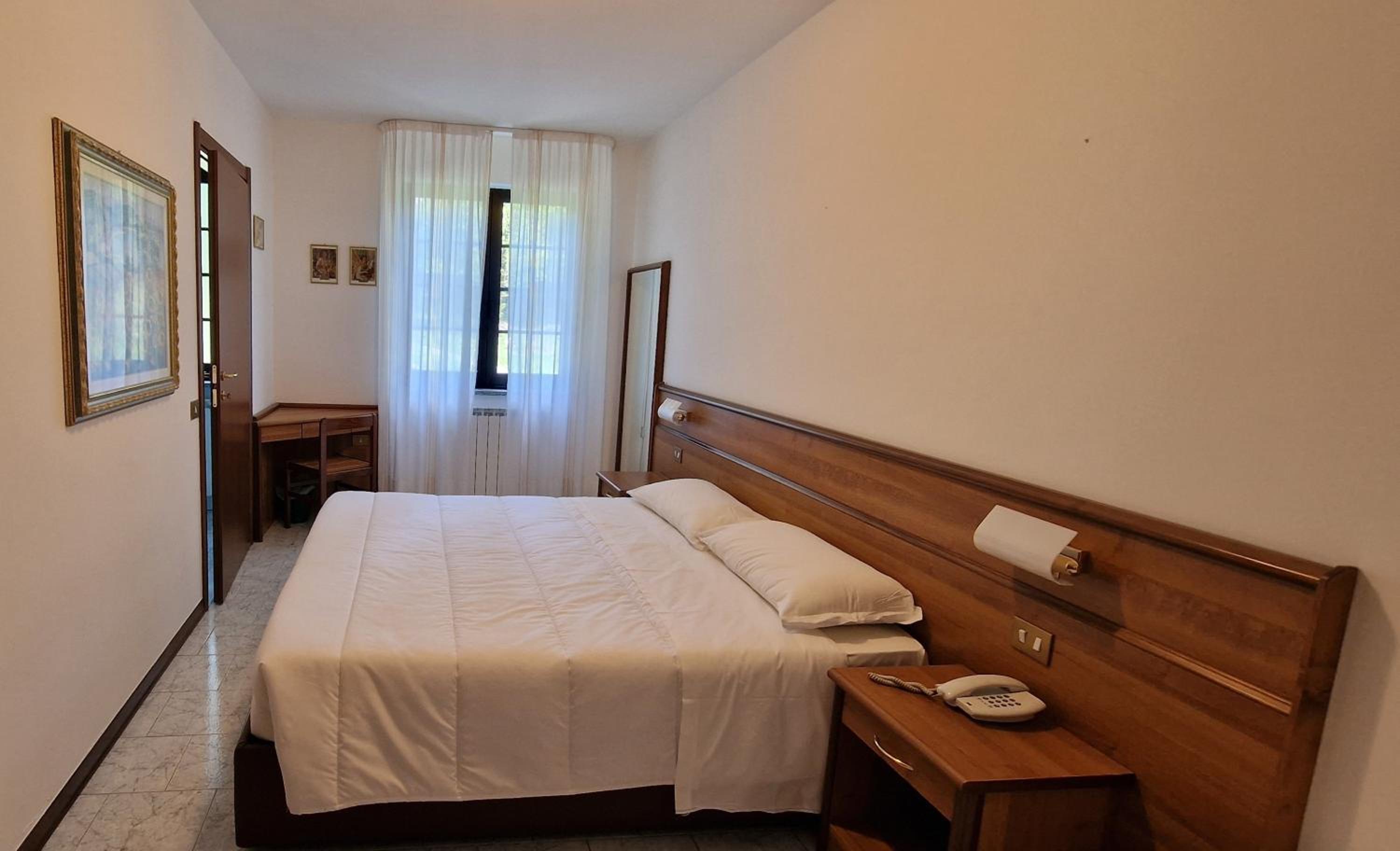 Standard Double Room - Photo 11