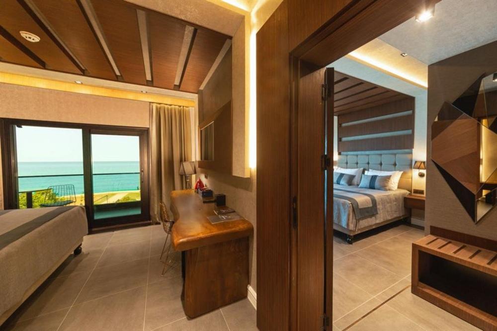 Deluxe Double Room with Balcony and Sea View - Photo 1