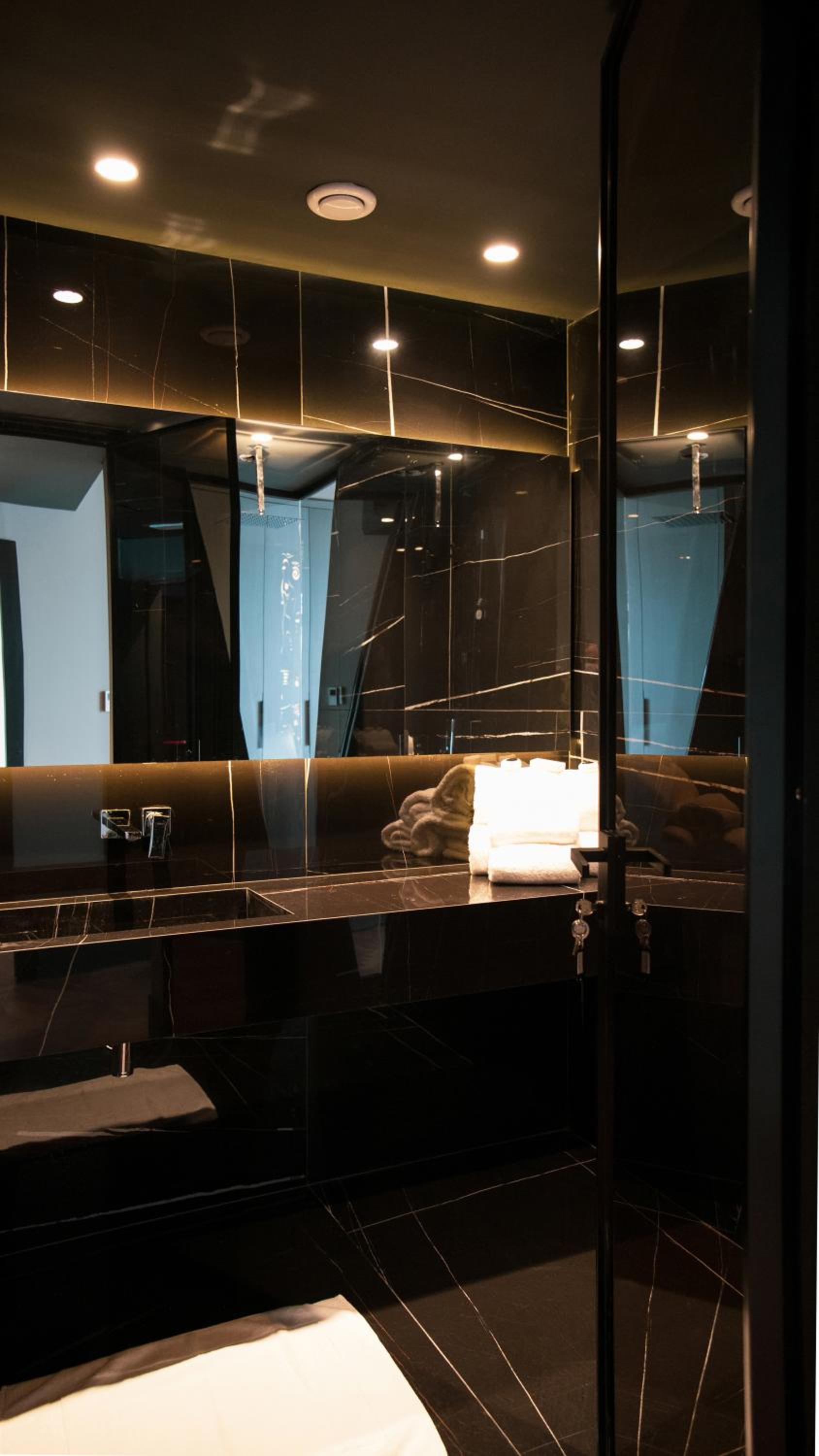 Deluxe Double Room with City View photo 2