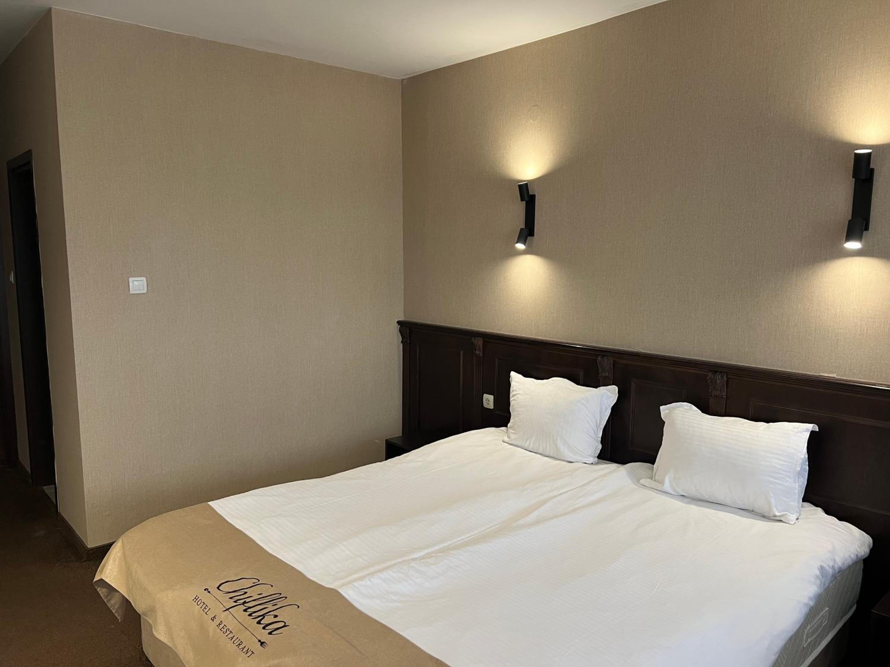 Double or Twin Room - Photo 5