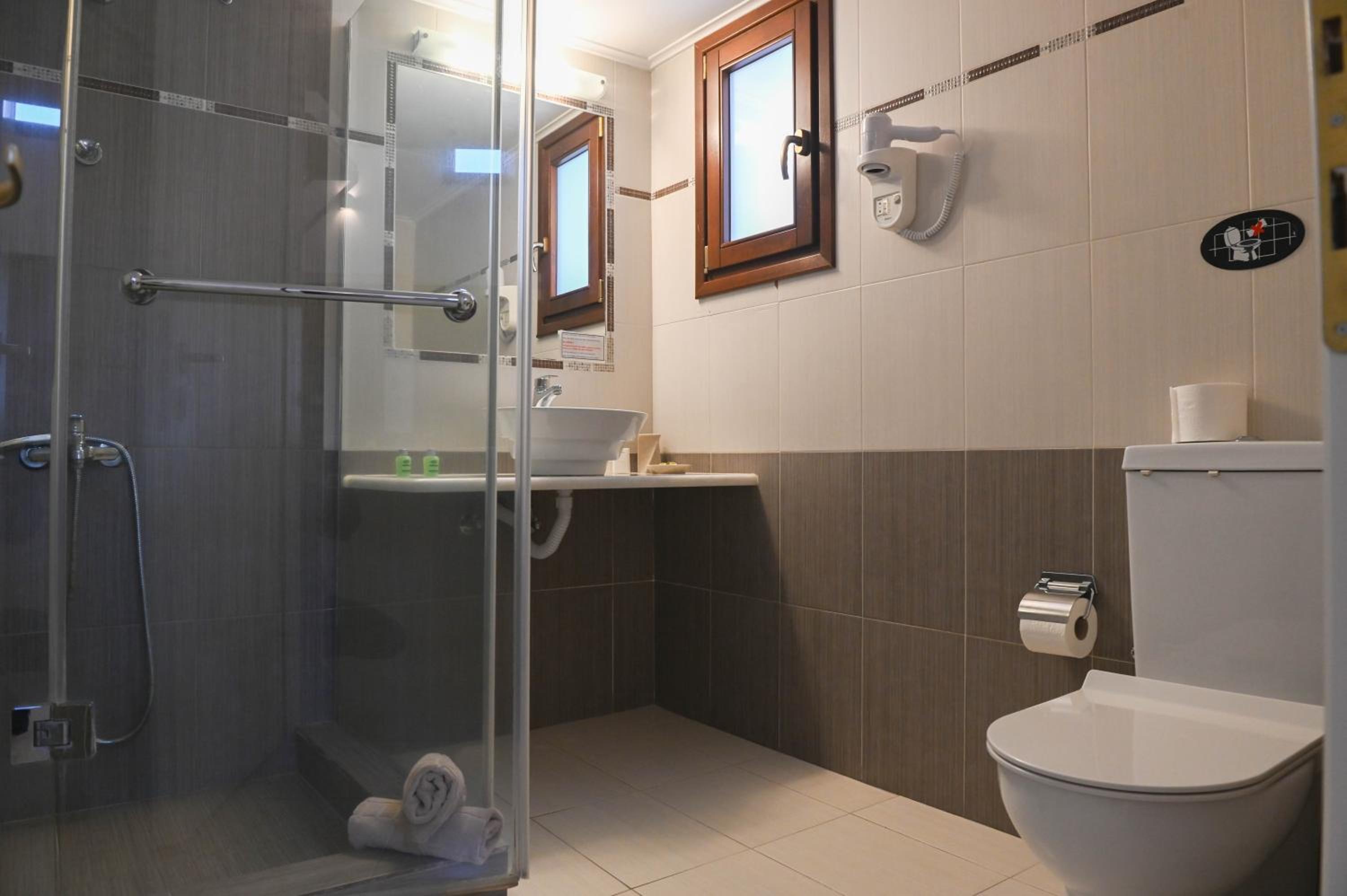 Suite with Shared Pool and Sea View - Photo 9