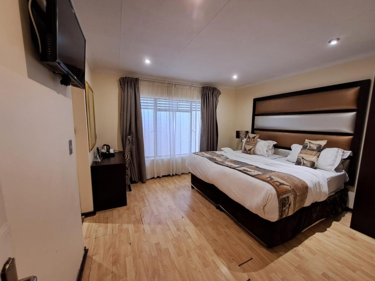 Budget Double Room photo 2