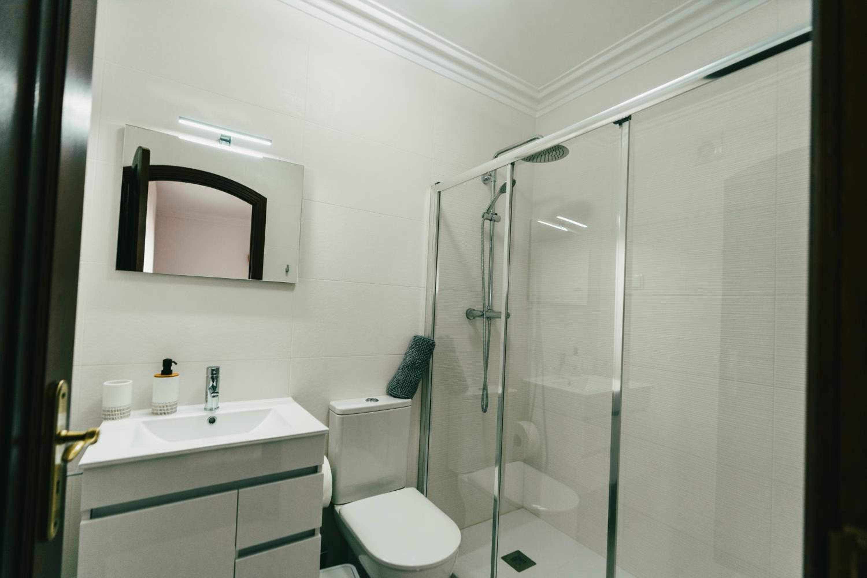 Deluxe Double or Twin Room with Pool View - Photo 2