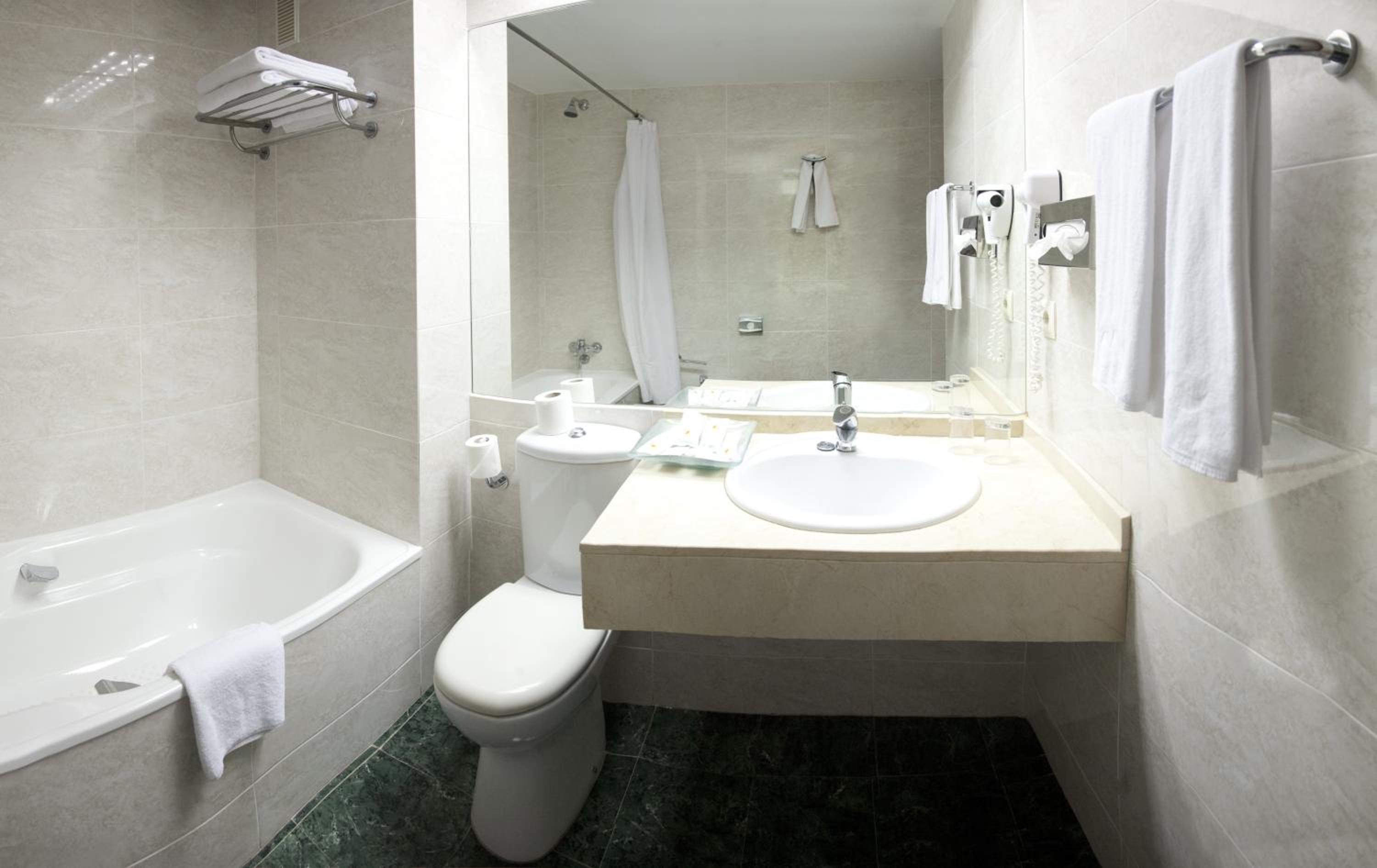 Double or Twin Room with Balcony - Photo 6