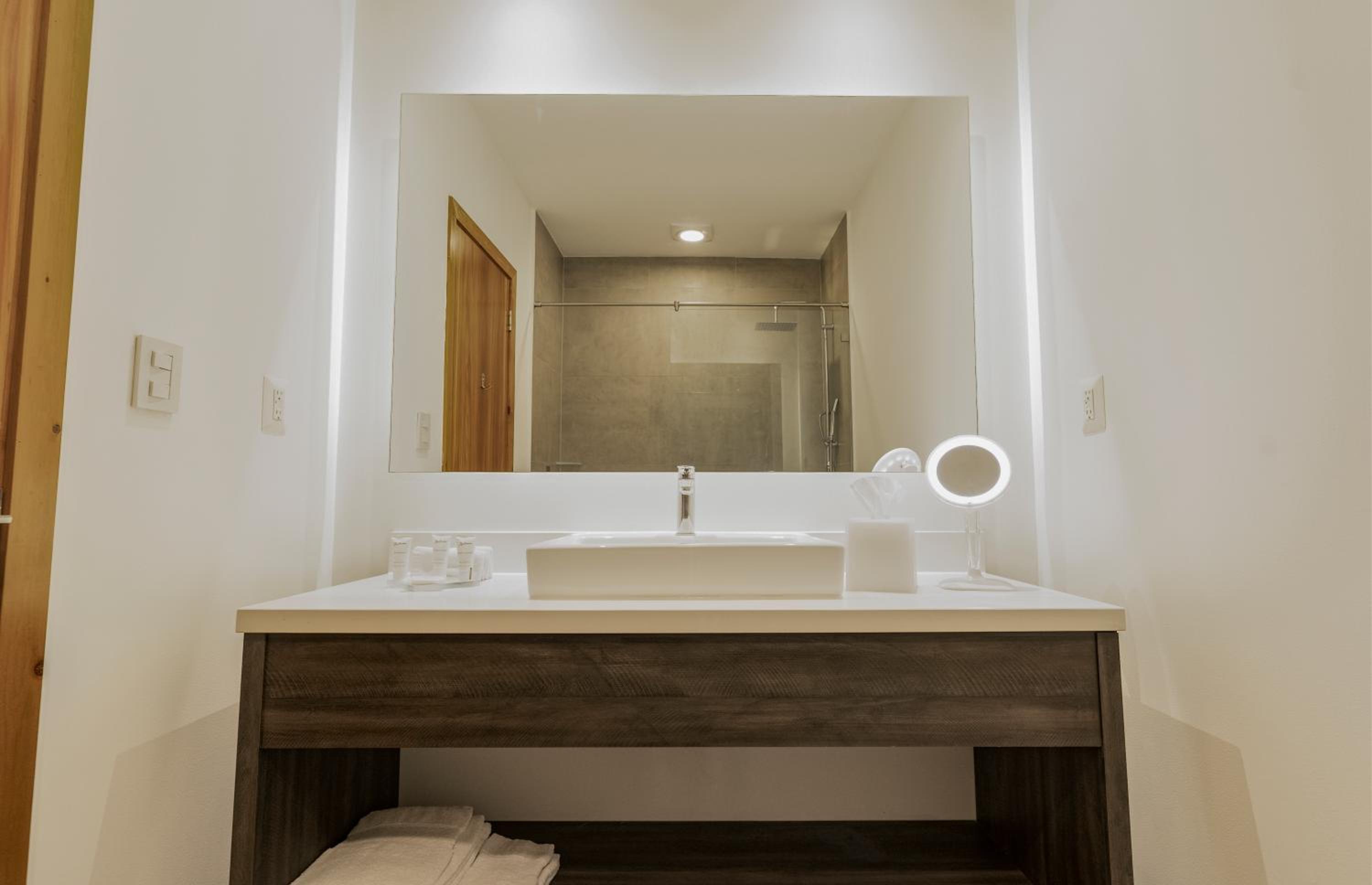 Accessible Room with One King Bed, Non-Smoking