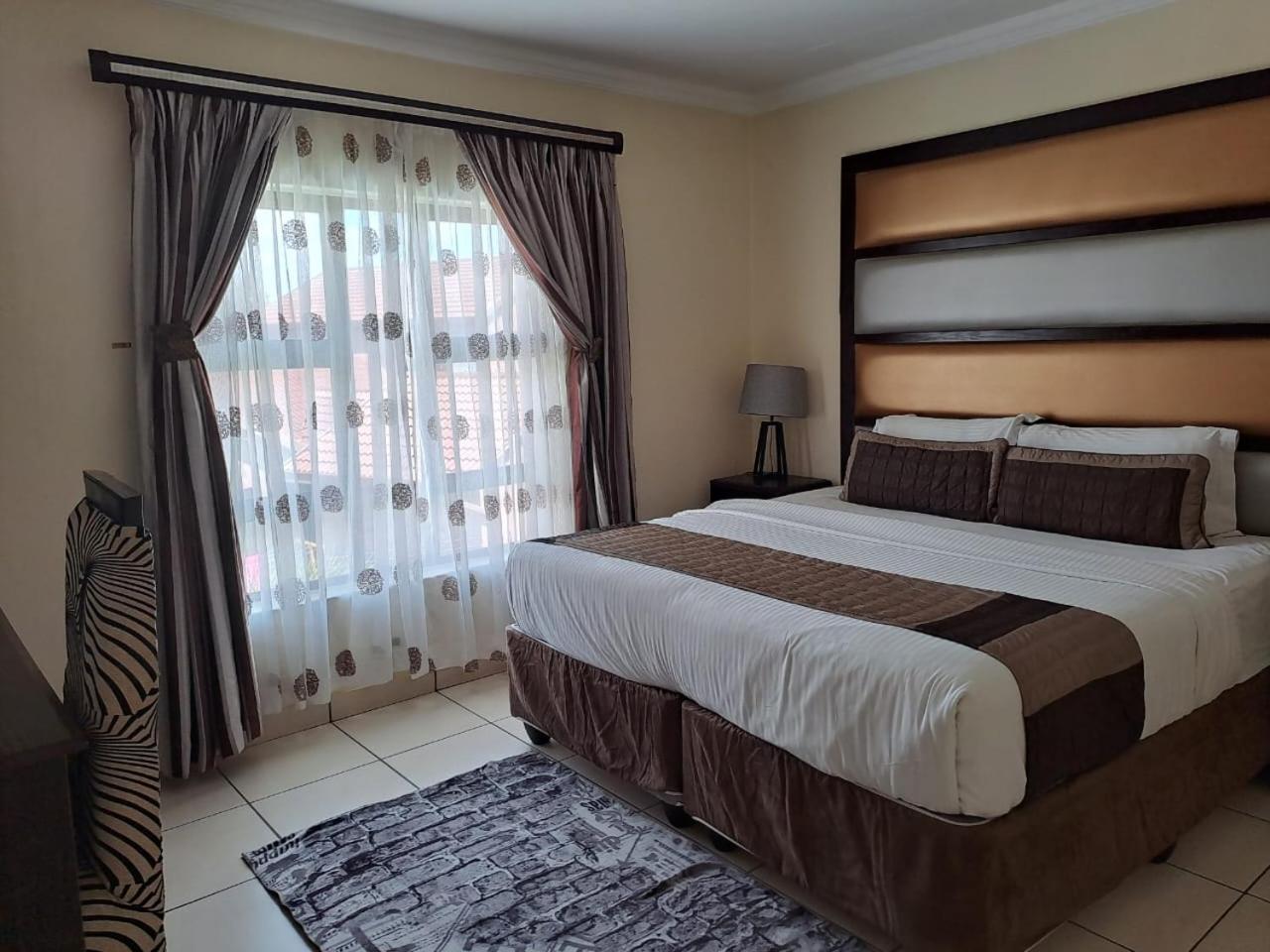 Deluxe King Room photo 2