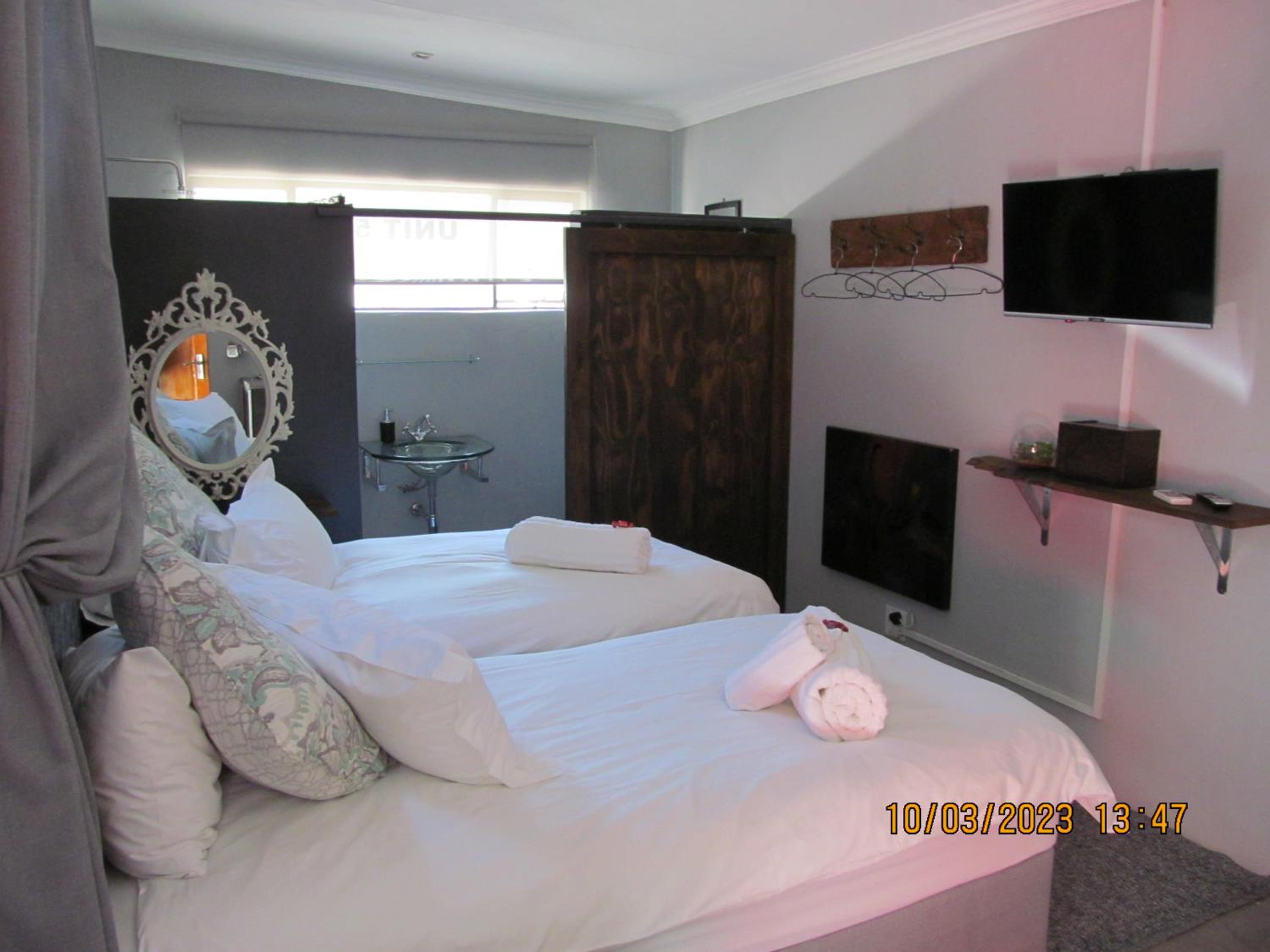 Deluxe King Room - Photo 11