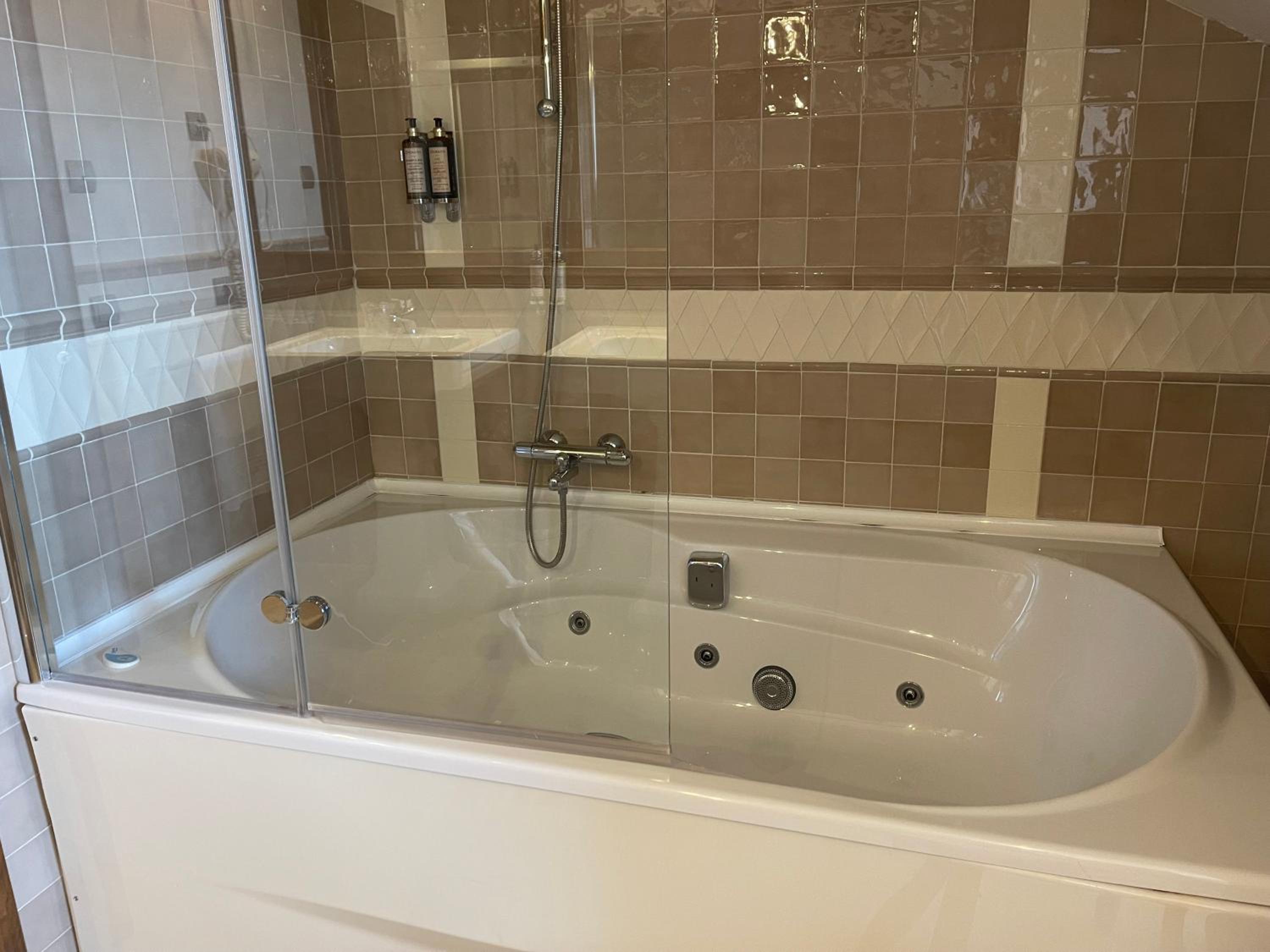 Suite with Hot Tub photo 2