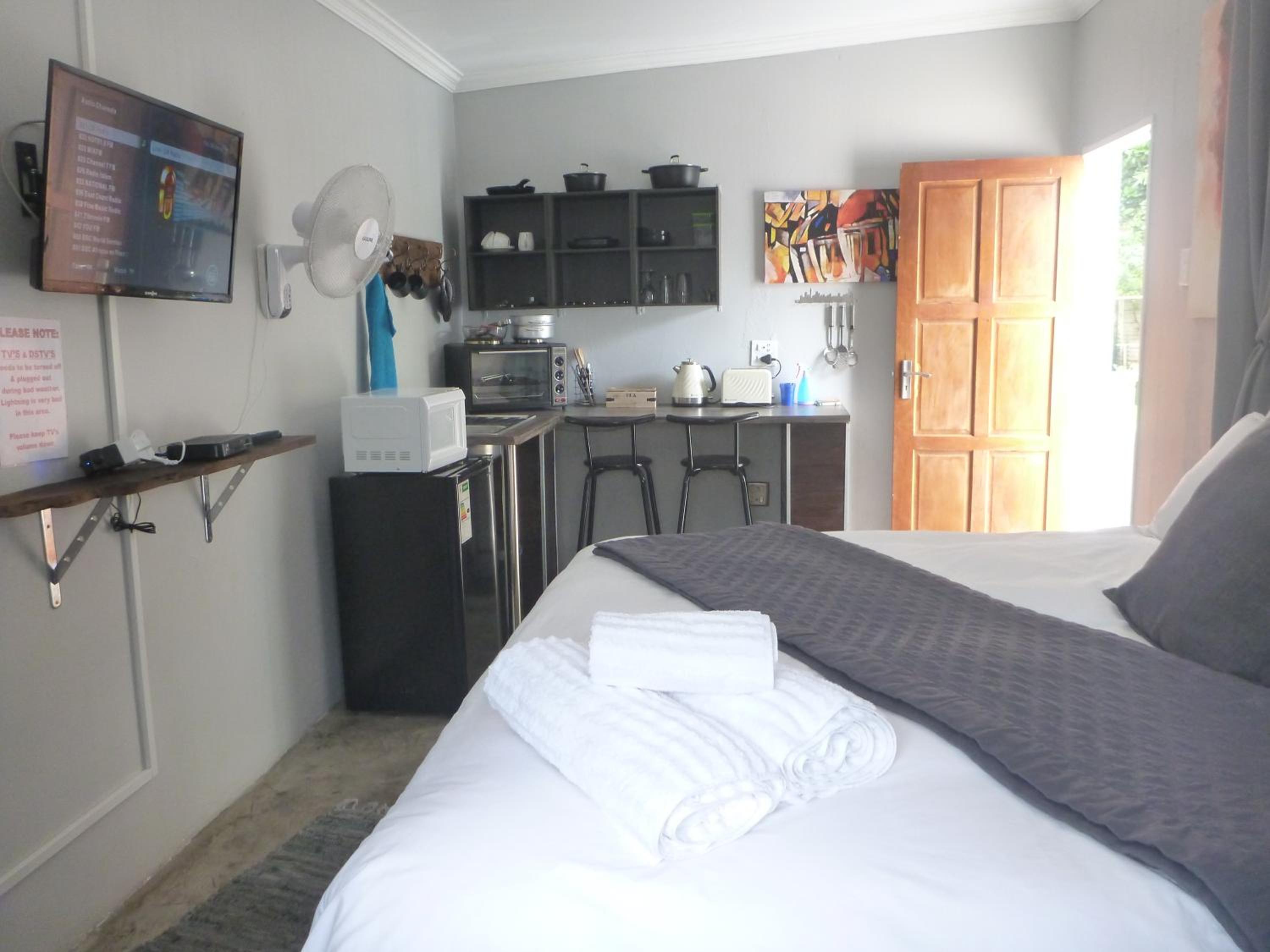 Deluxe King Room - Photo 15