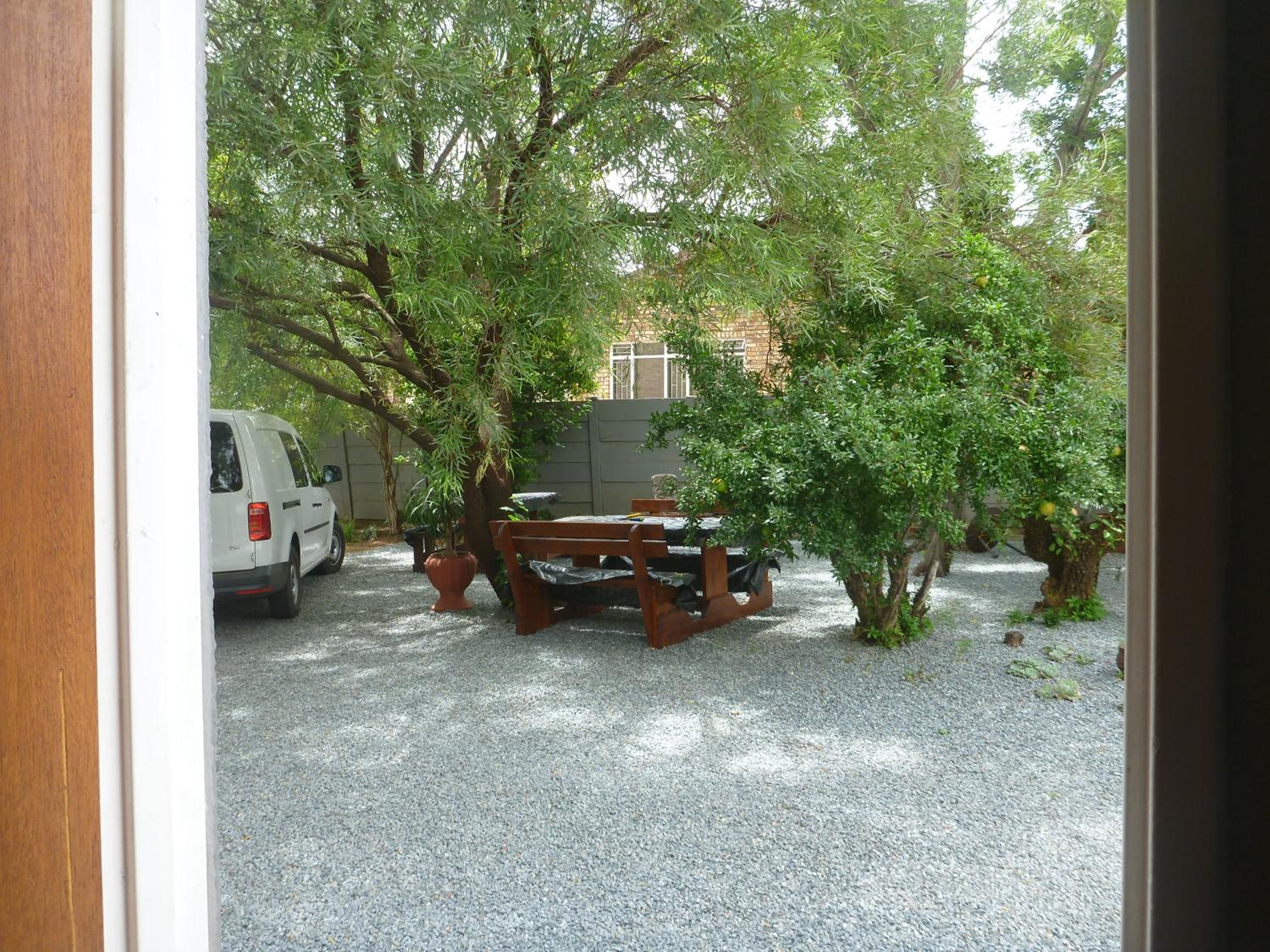 Deluxe King Room - Photo 13