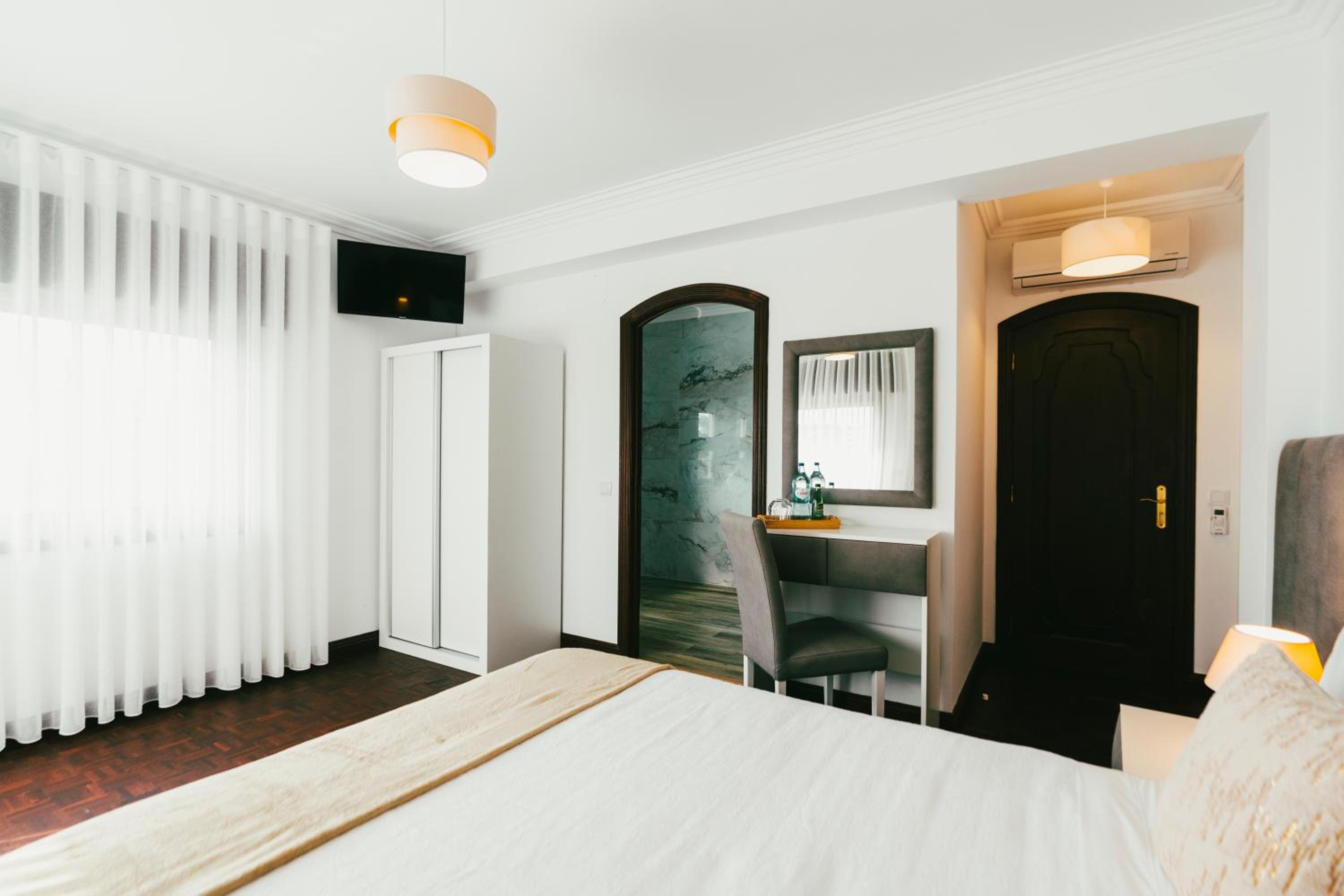 Double Room with Private Bathroom - Photo 4