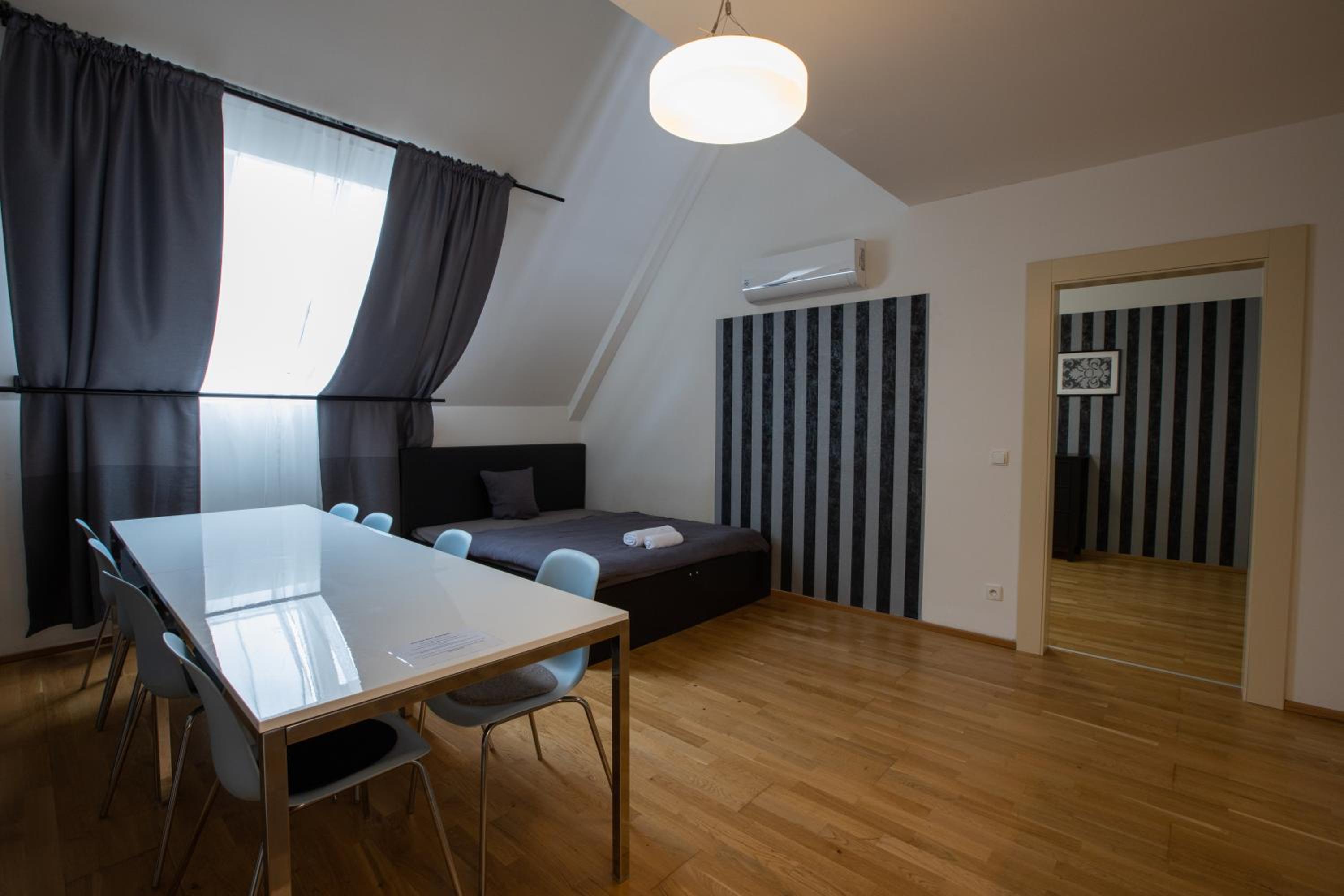 Four-Bedroom Apartment with Terrace (12 Adults)