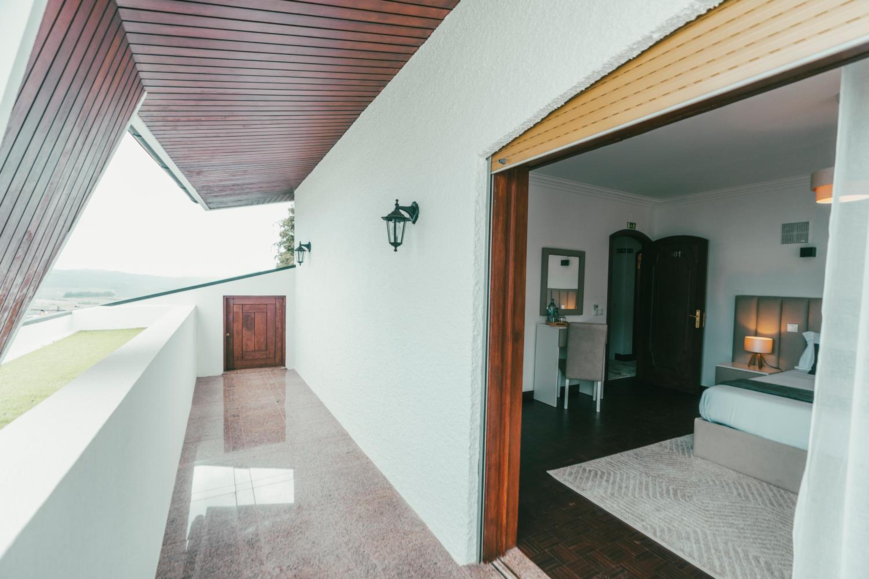 Double or Twin Room with View - Photo 4