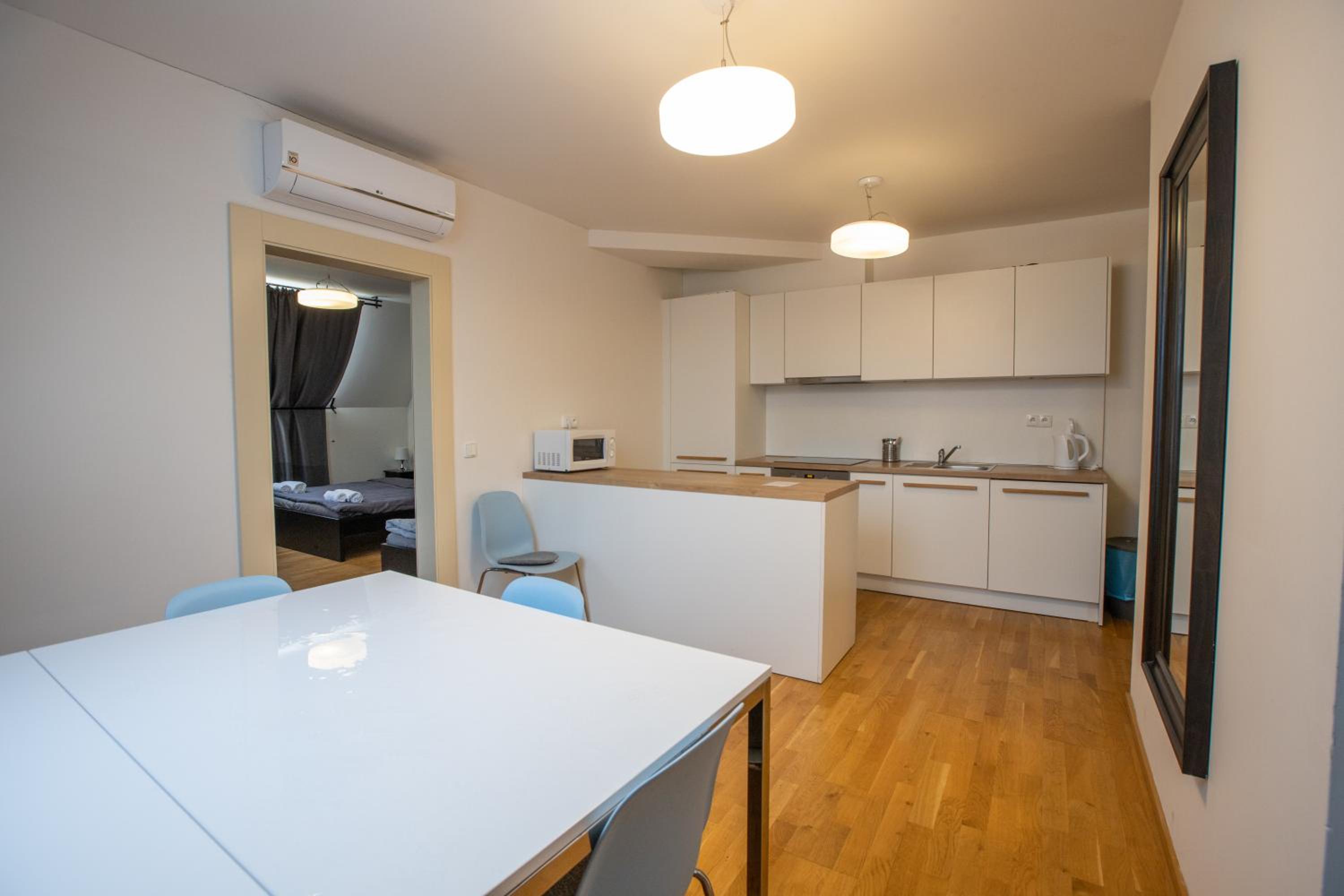 Three-Bedroom Apartment with Terrace (12 adults)