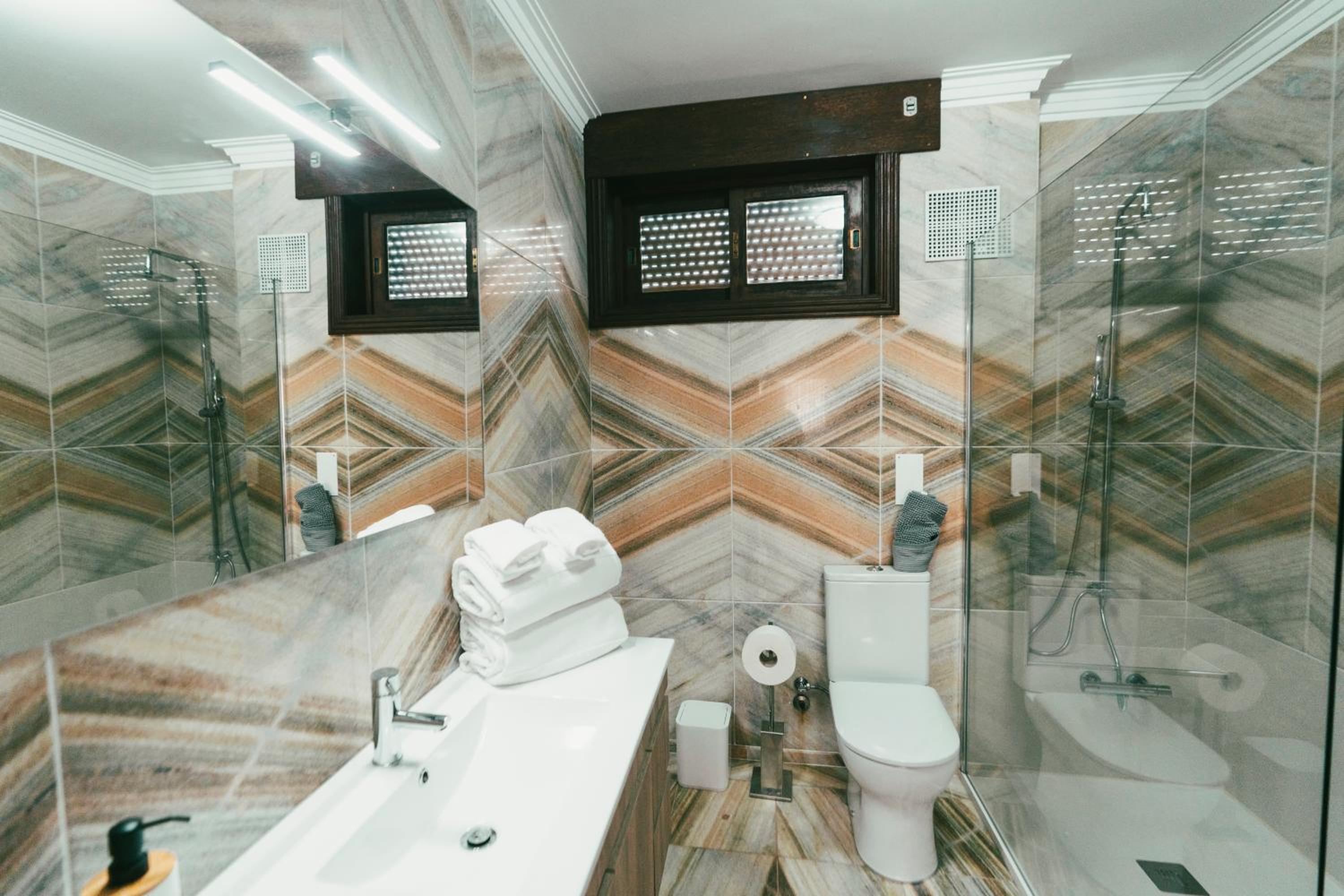 Double or Twin Room with View - Photo 5