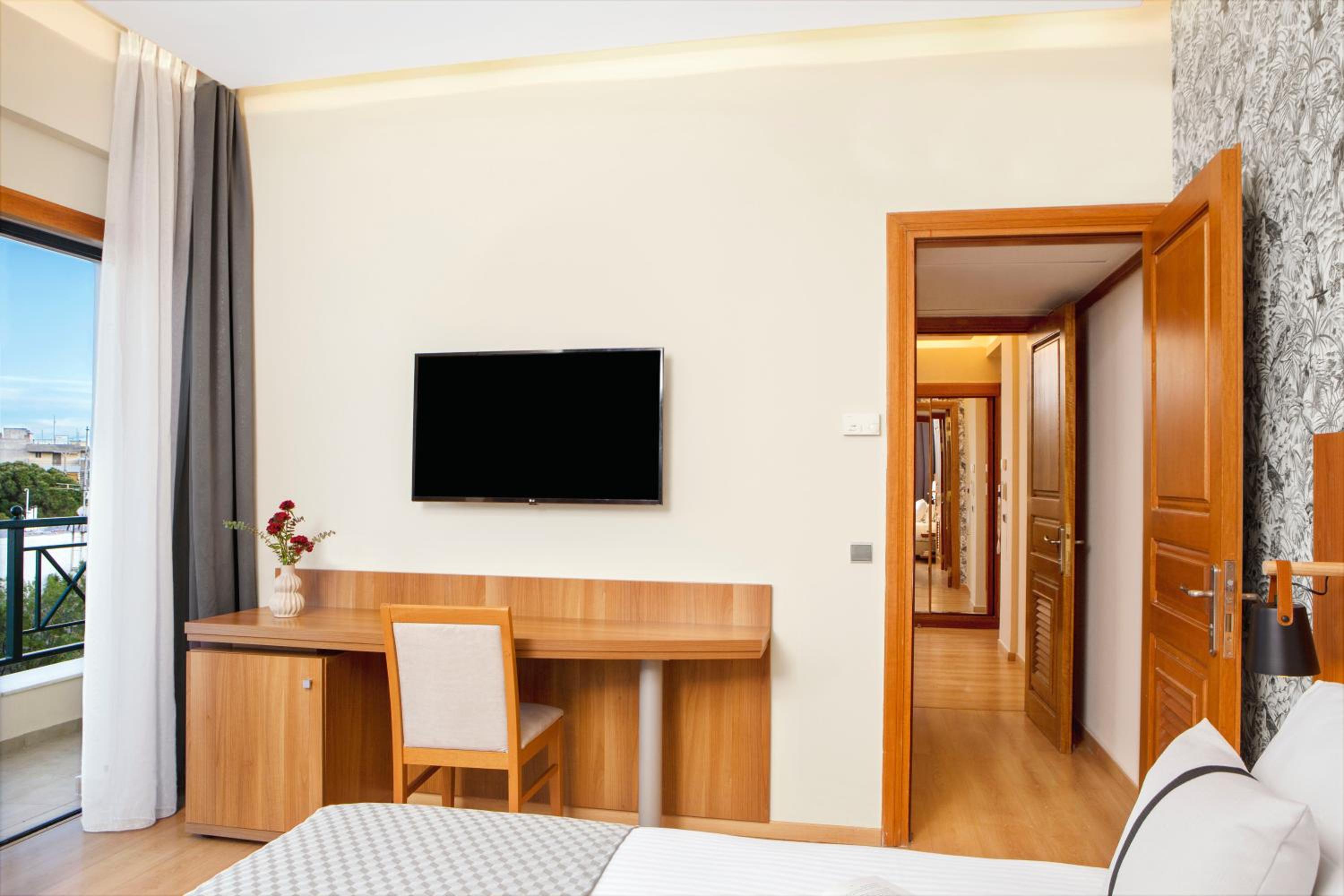 Premium Suite with Side Sea View - Photo 3