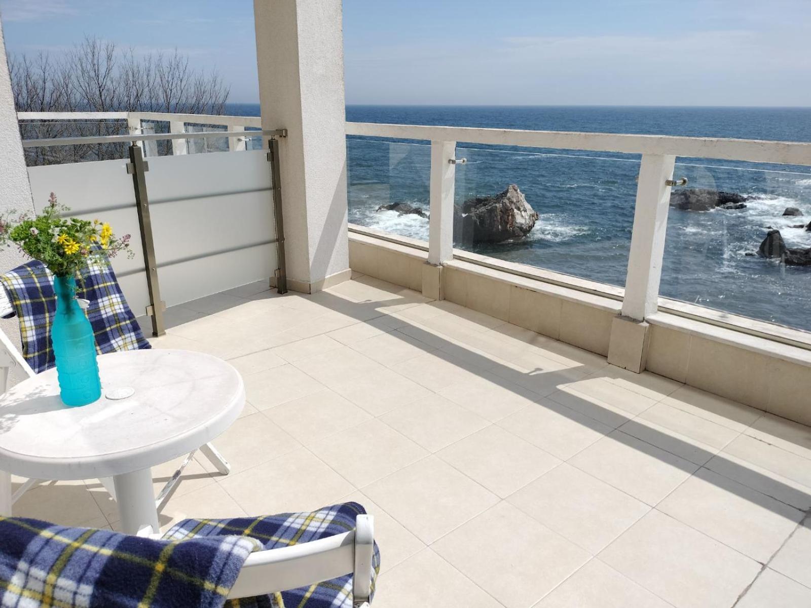 Double Room with Balcony and Sea View - Photo 3