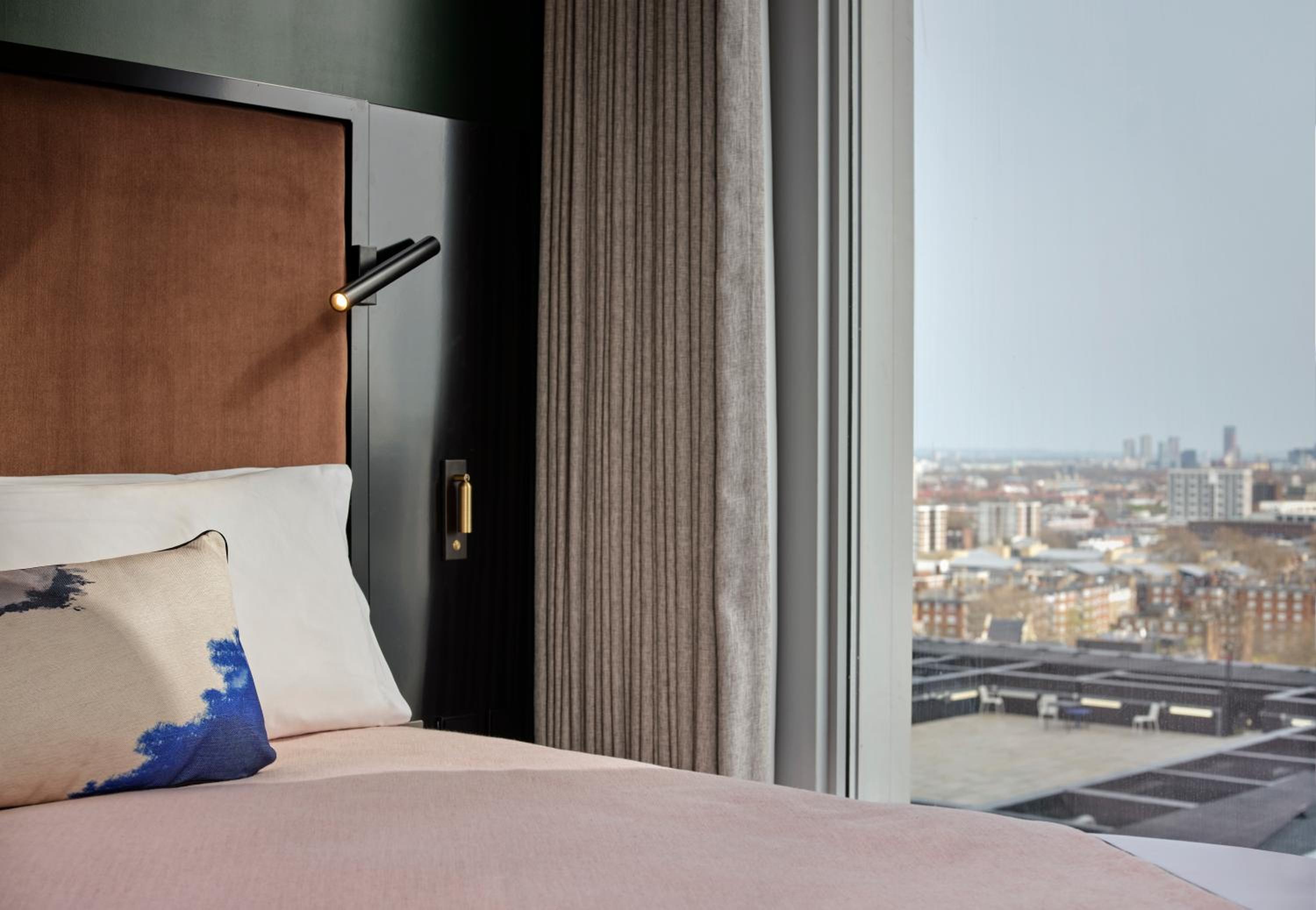 Sky High Double, Guest room, King or Queen, Skyline view