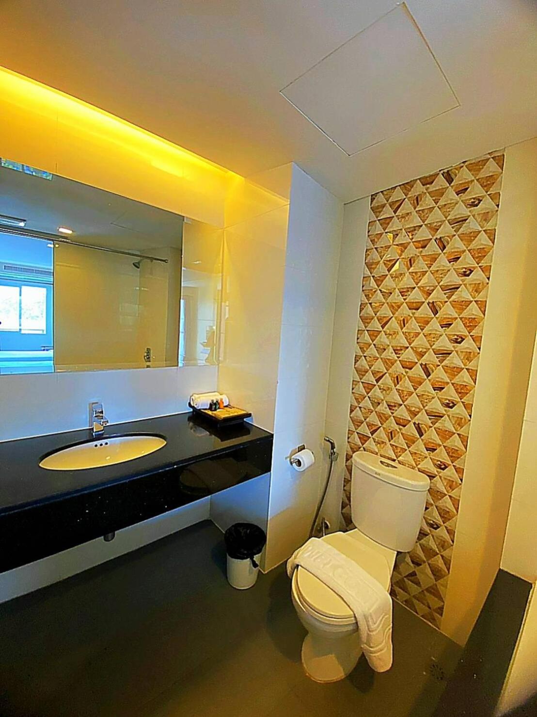 Superior Twin Room with Sea View - Photo 13