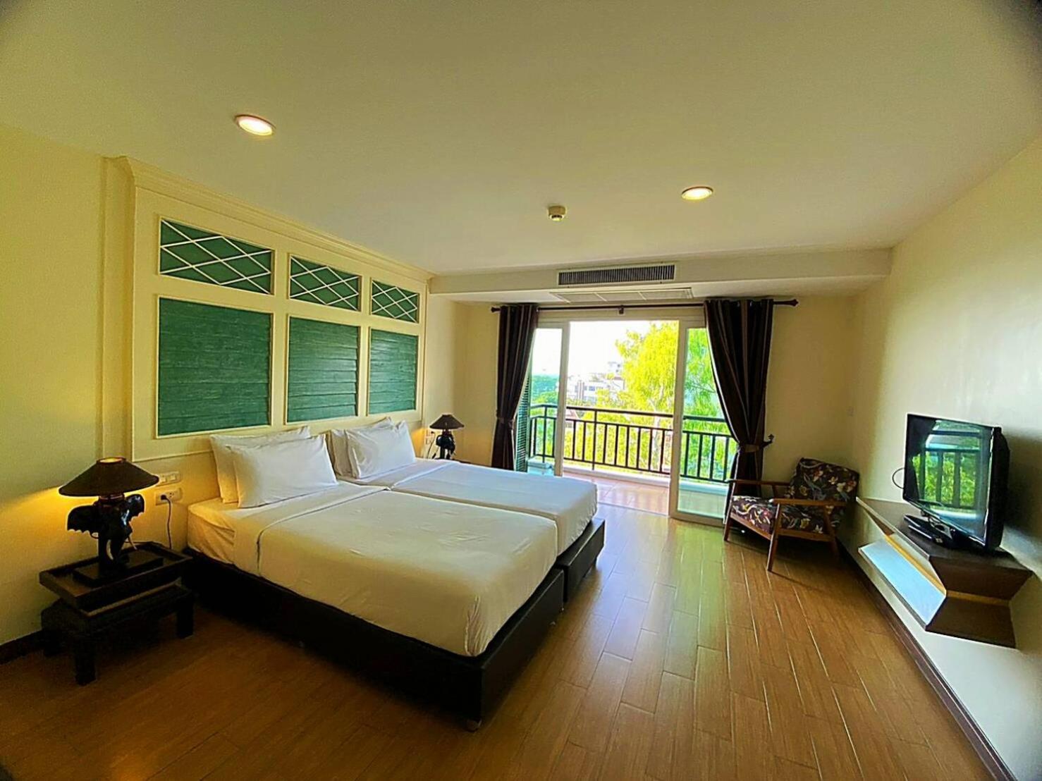 Superior Twin Room with Sea View - Photo 8