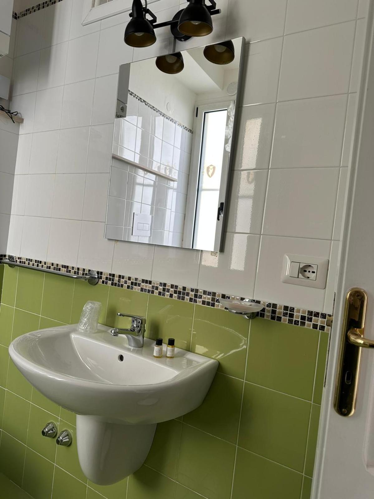 Double or Twin Room with Private Bathroom photo 2