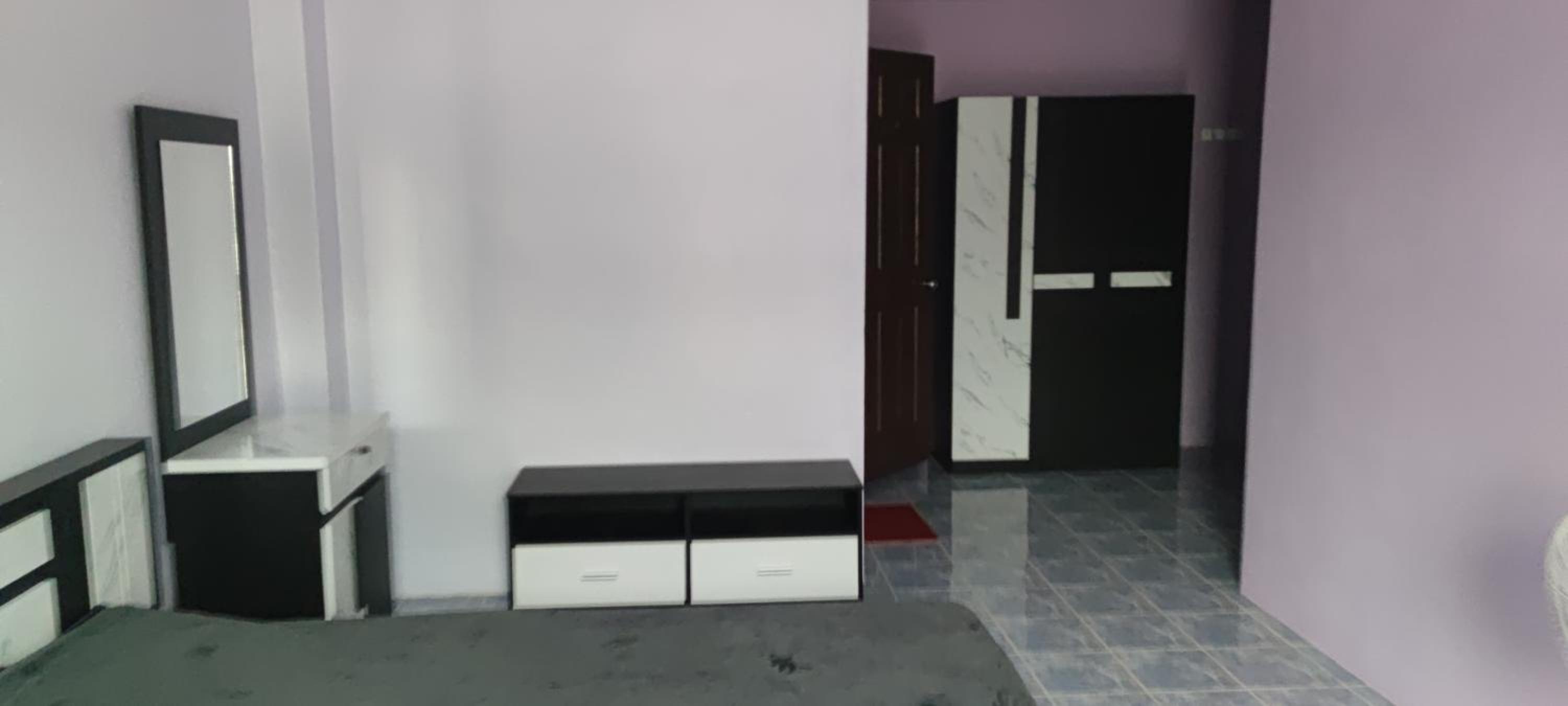 Large Double Room - Photo 6