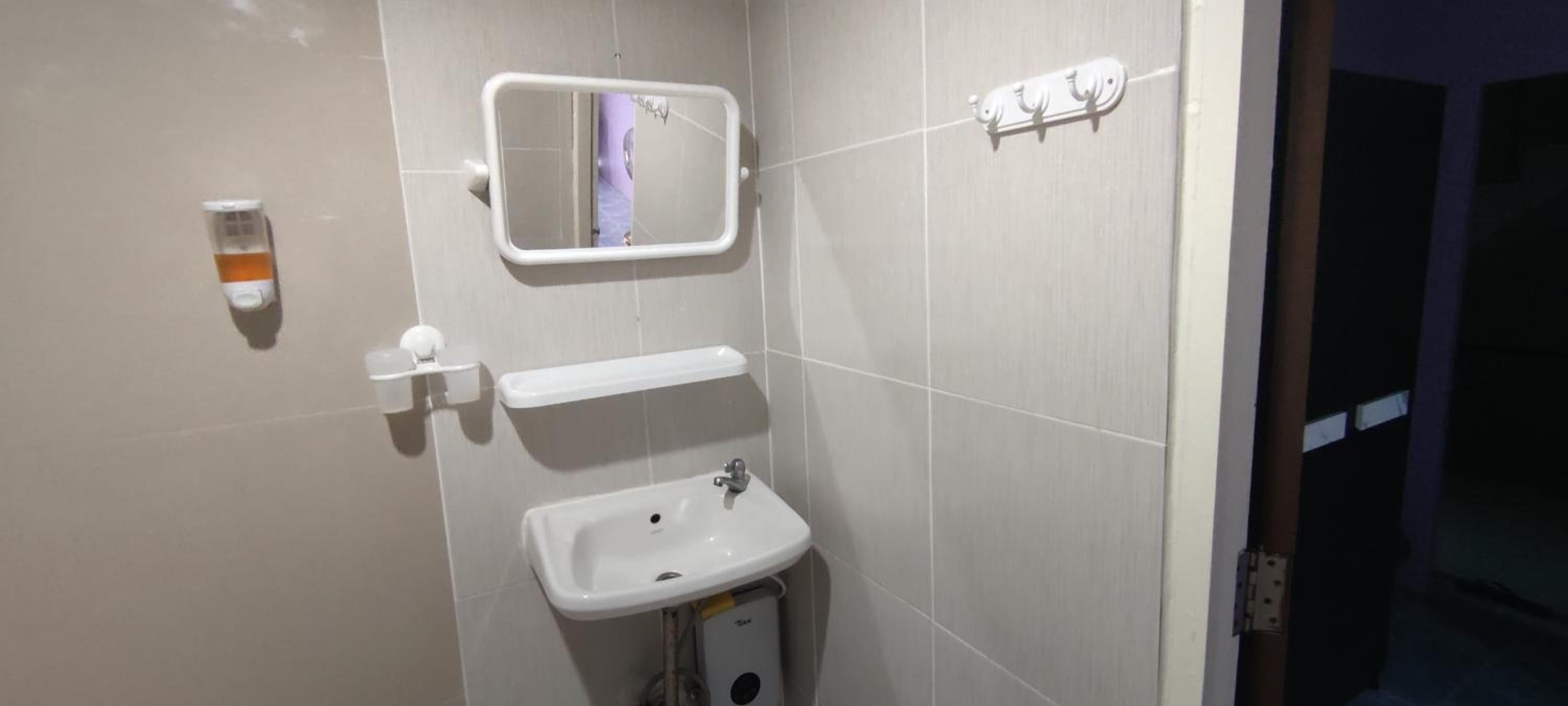 Large Double Room - Photo 10