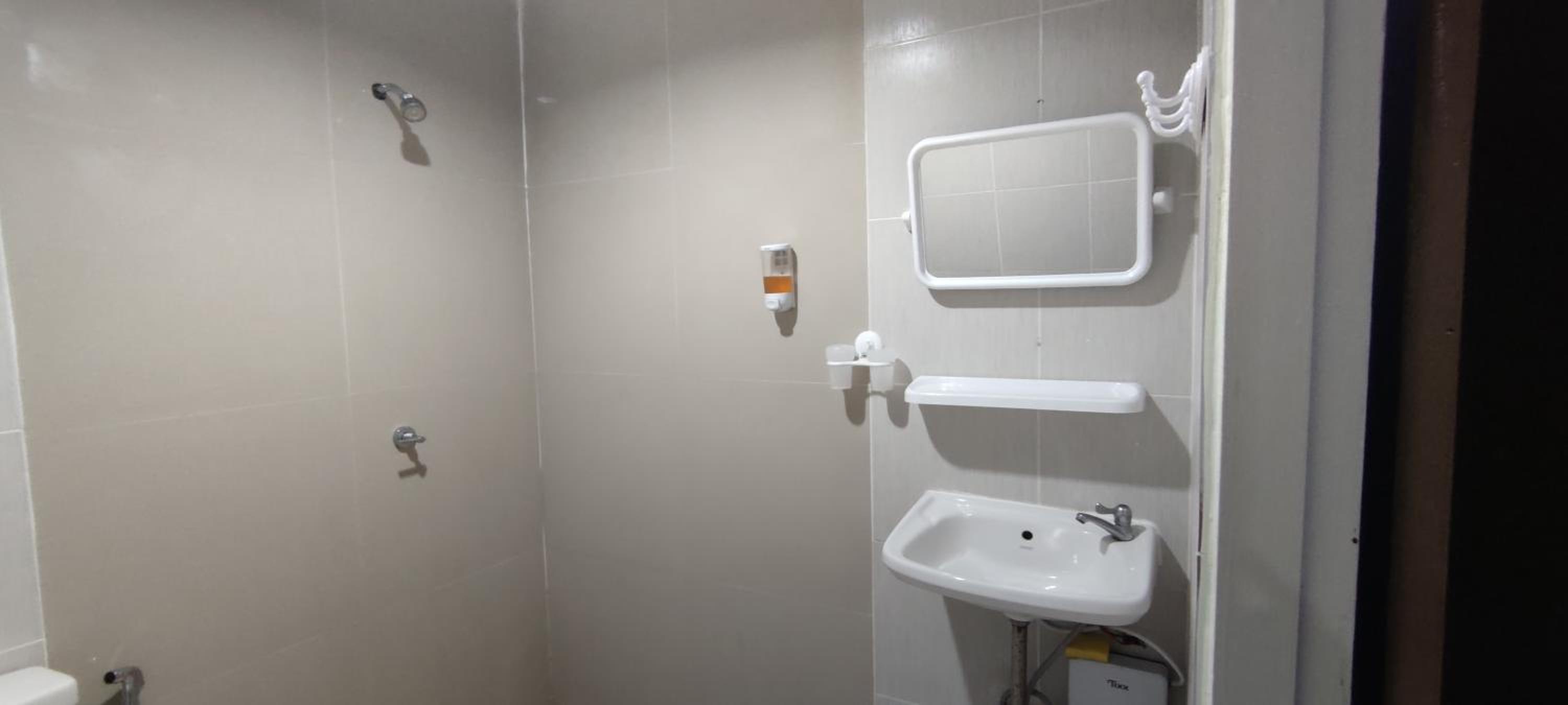 Large Double Room - Photo 8