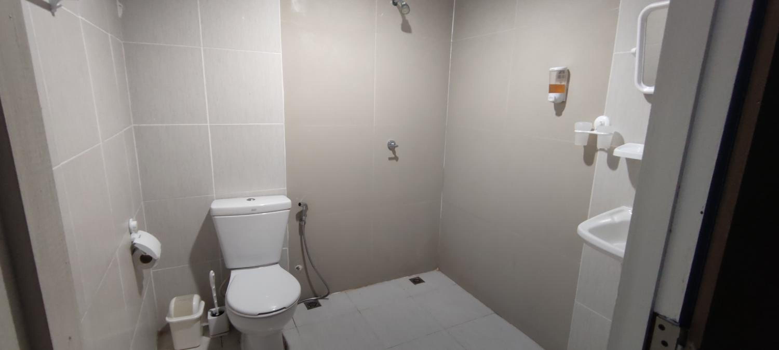 Large Double Room - Photo 7