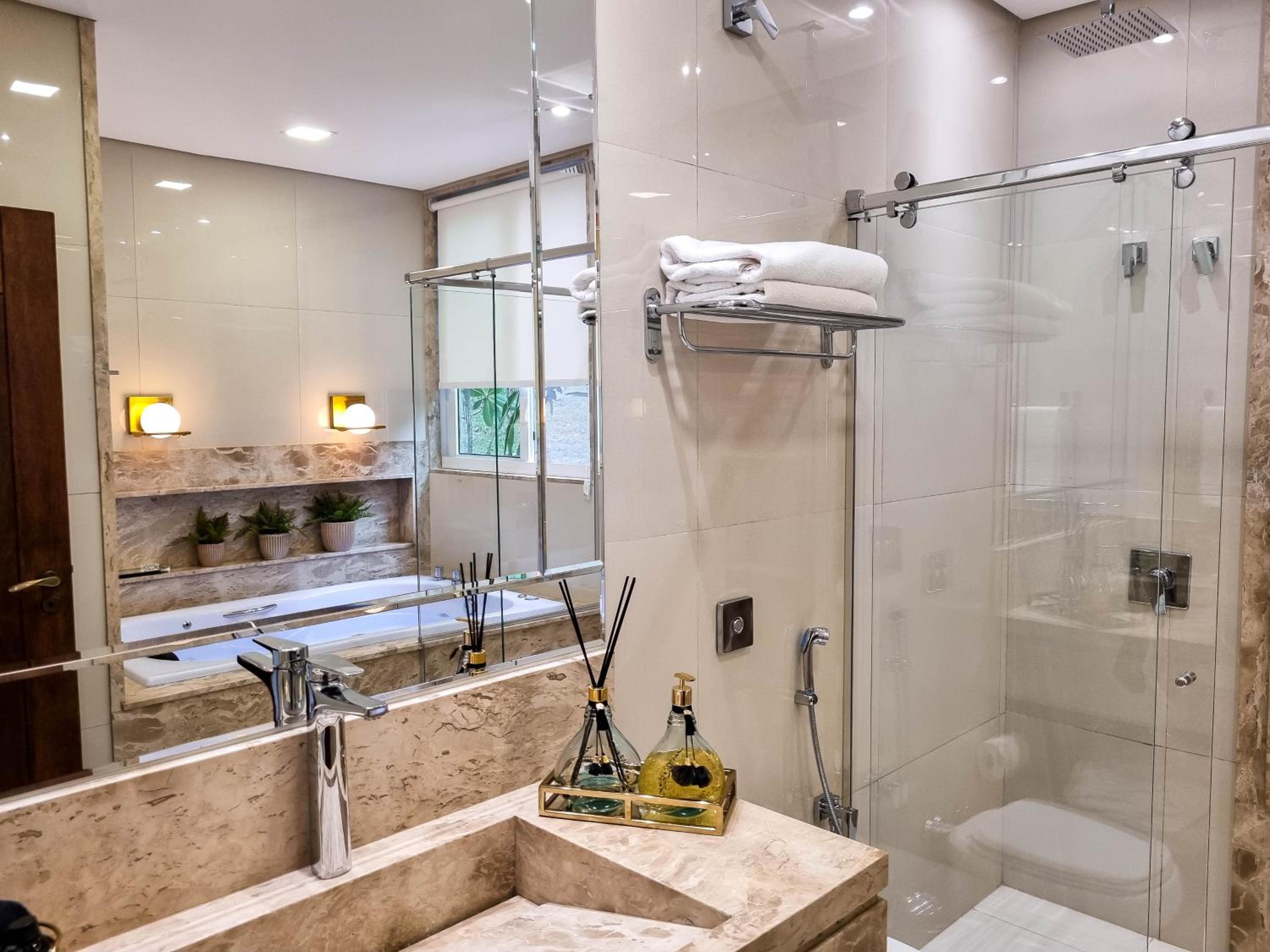 Deluxe Suite with Spa Bath photo 3