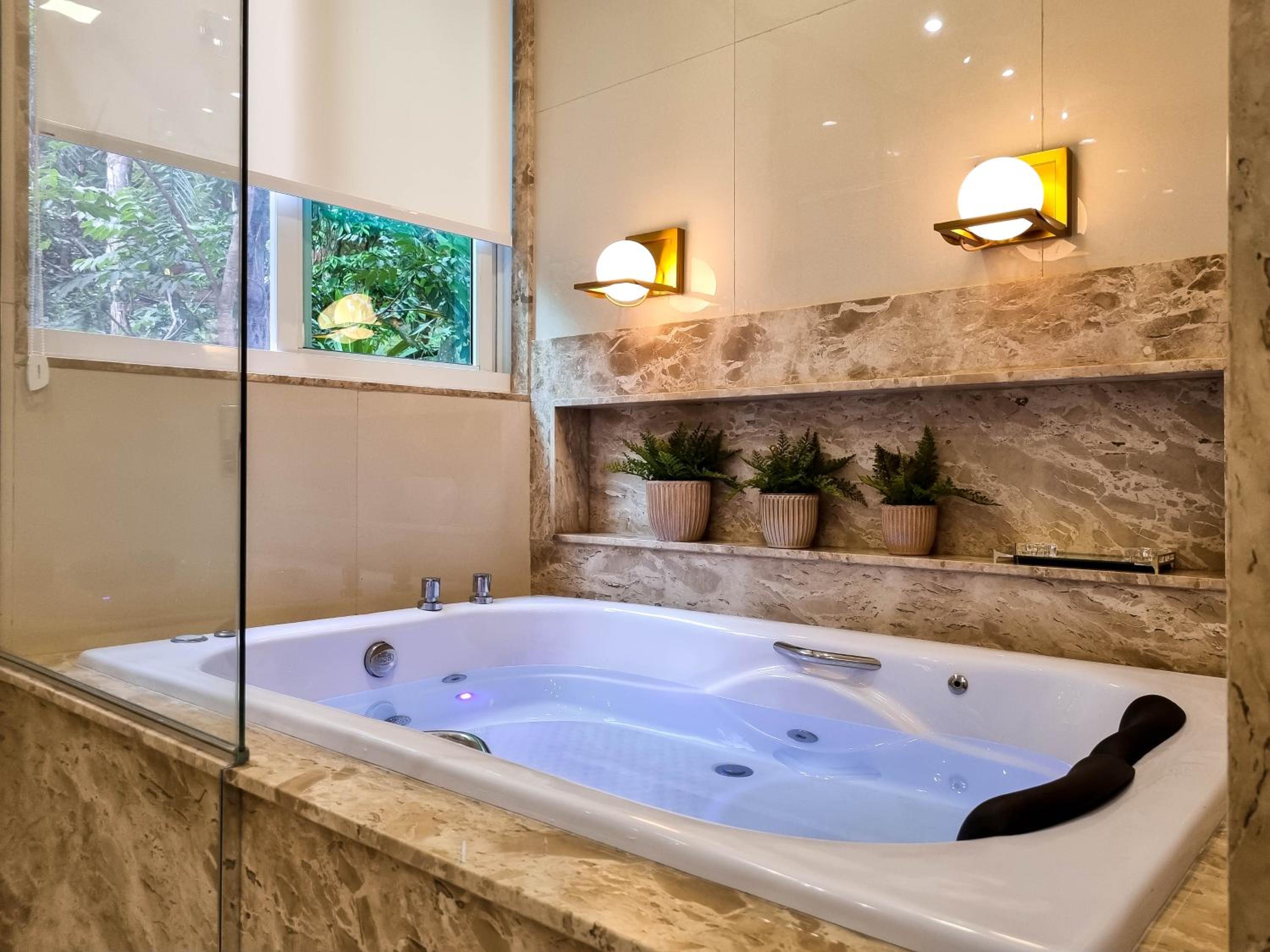 Deluxe Suite with Spa Bath photo 2