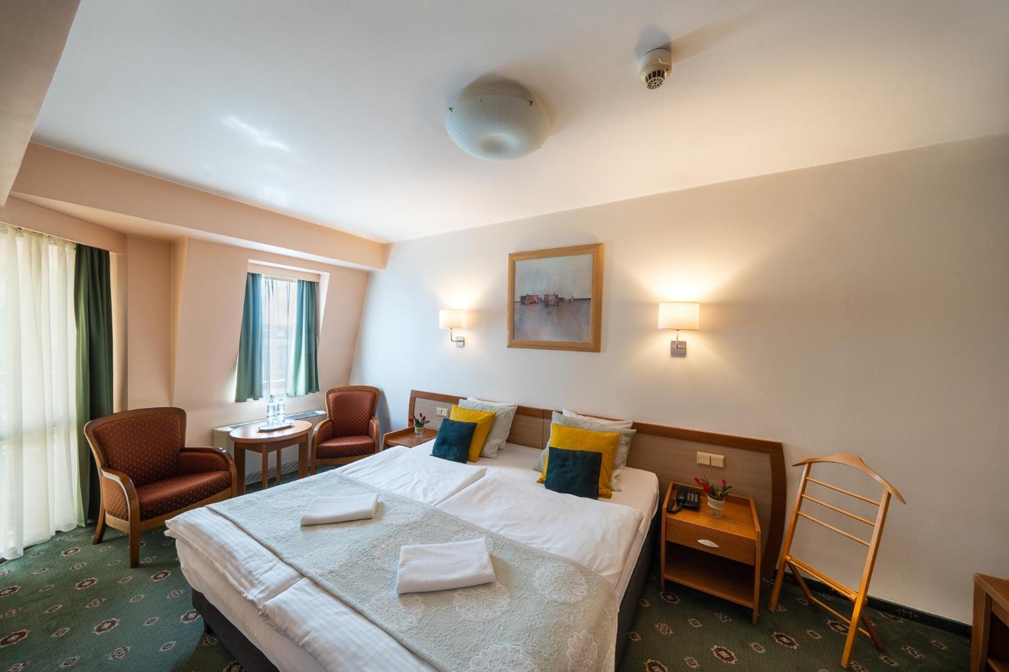 One-Bedroom Apartment with Balcony and City View photo 2