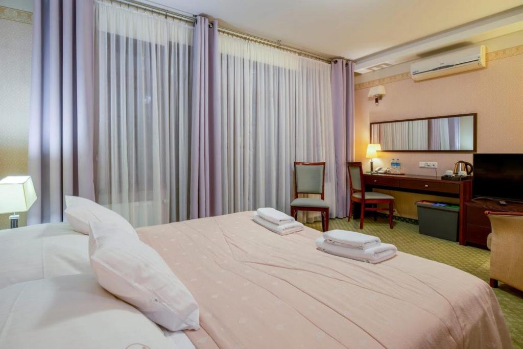 Double Room with Balcony - Photo 4