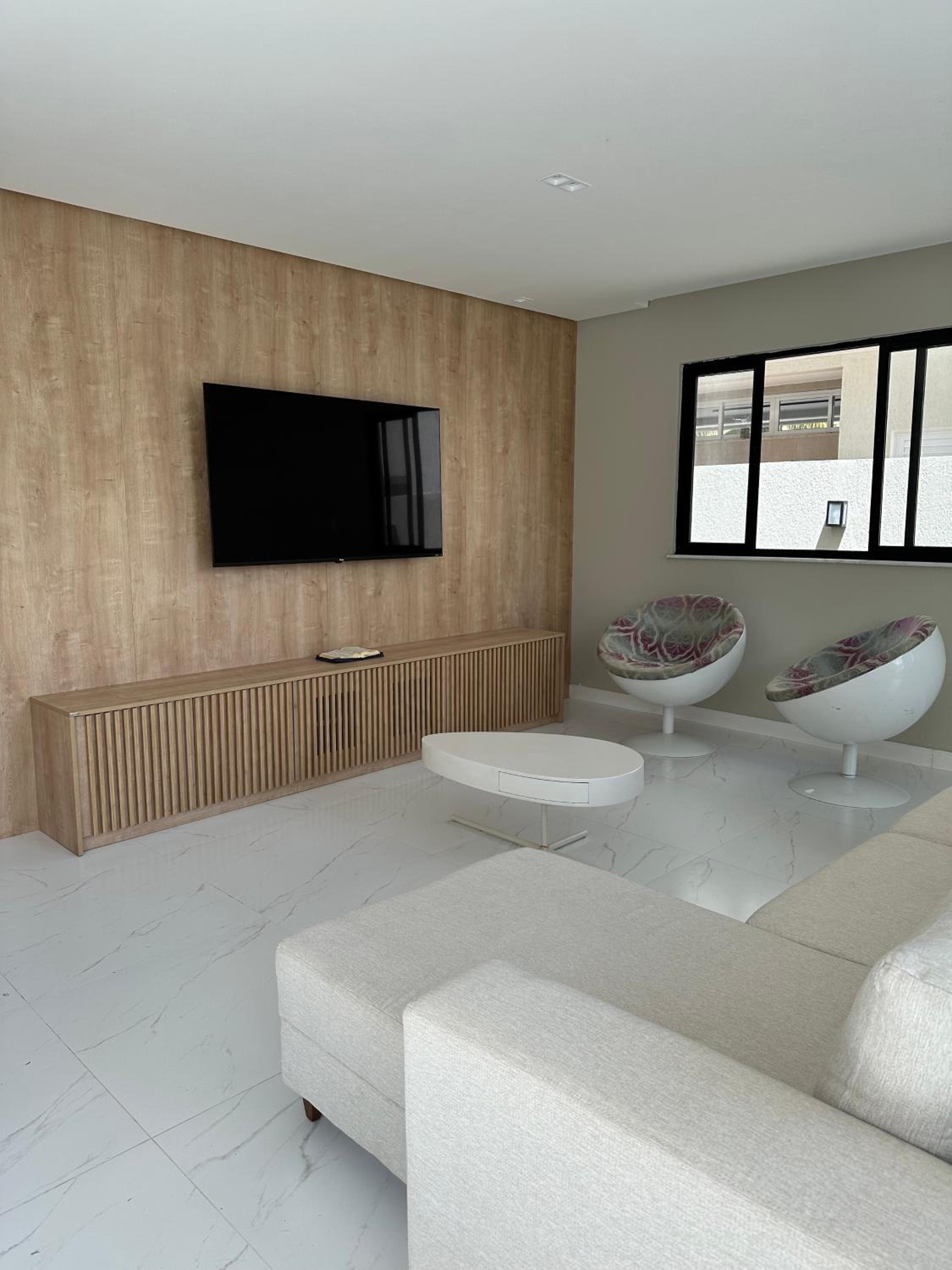 Five-Bedroom House photo 1