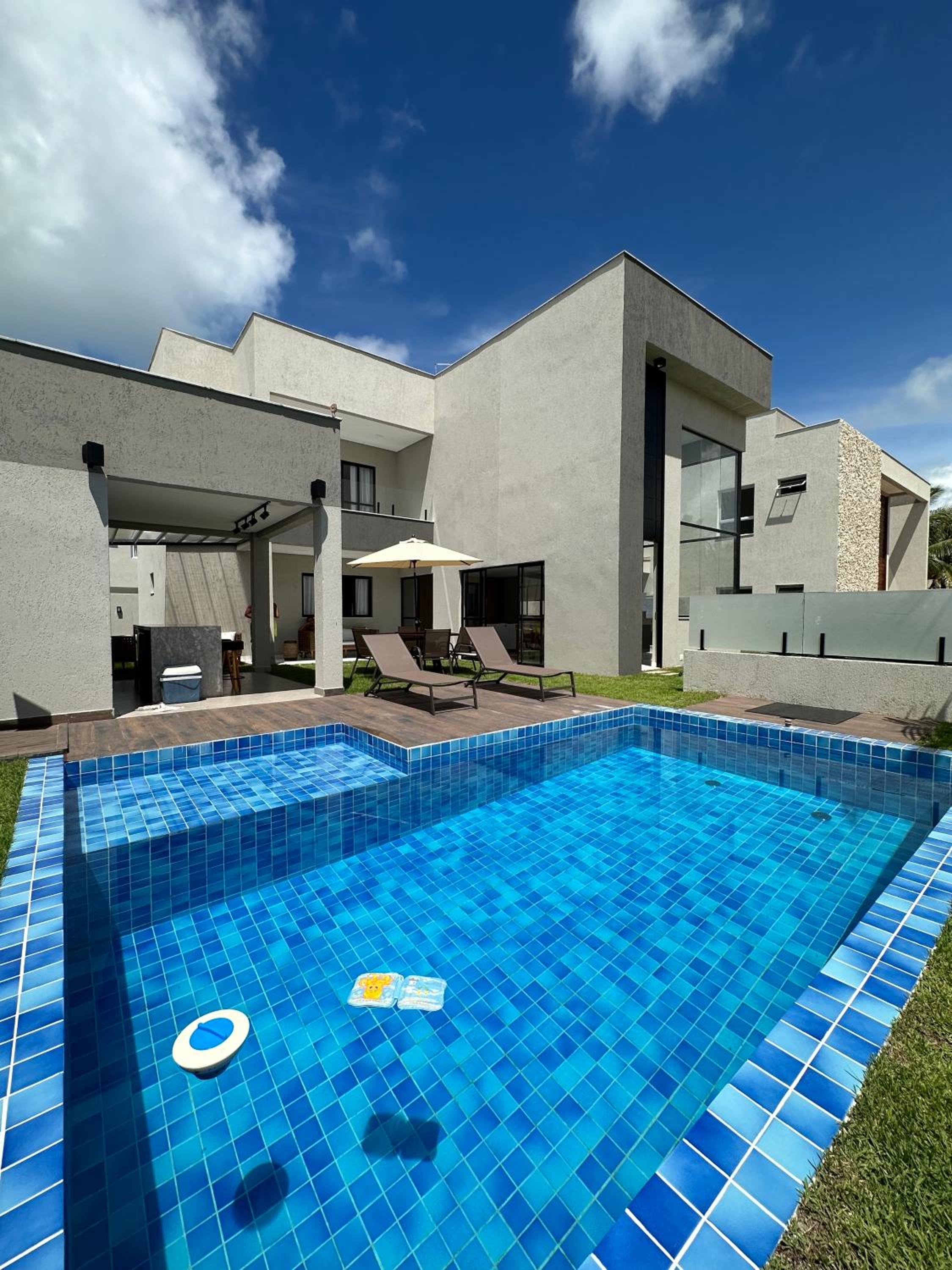 Five-Bedroom House photo 2