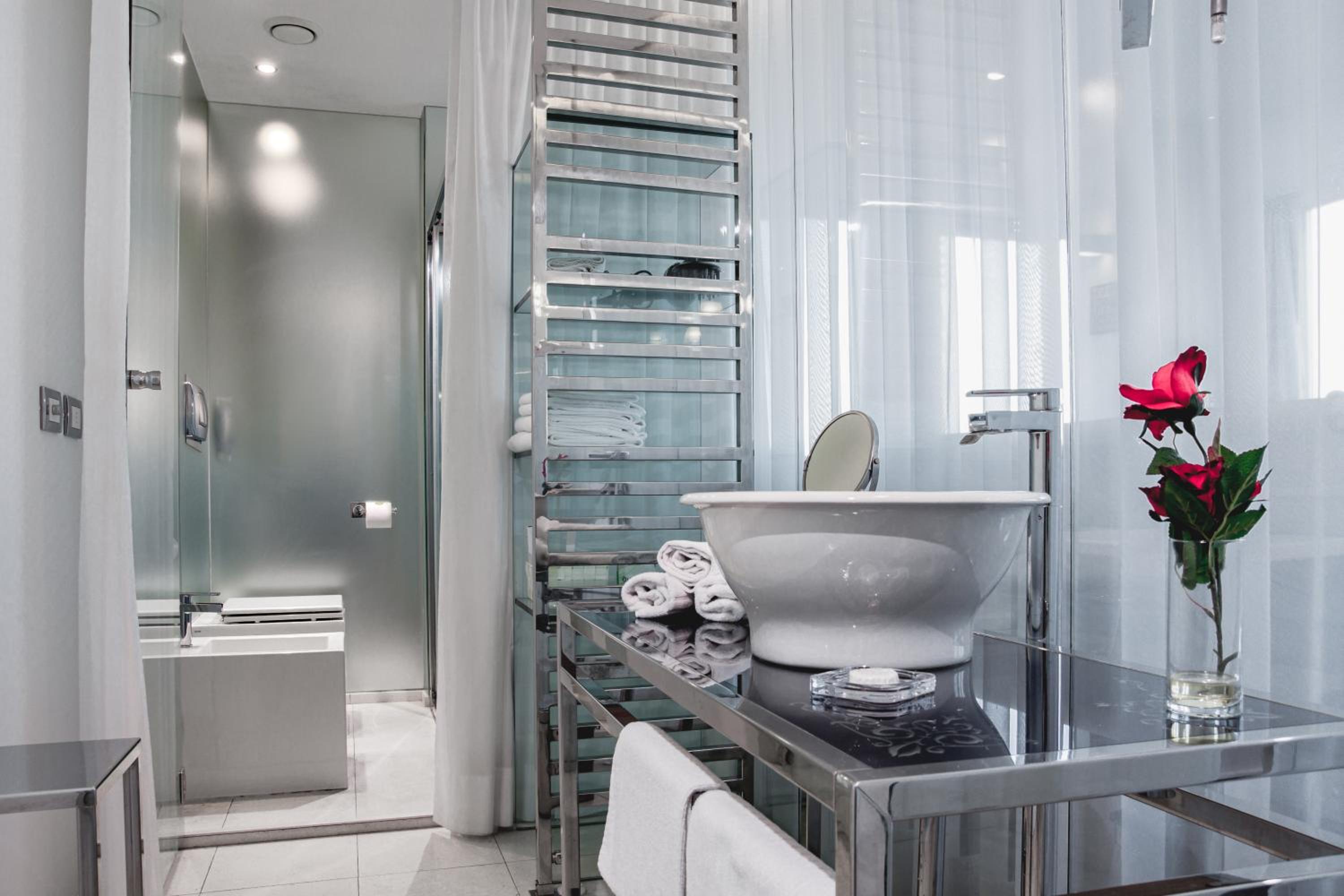 Deluxe Suite with Spa Bath - Photo 3