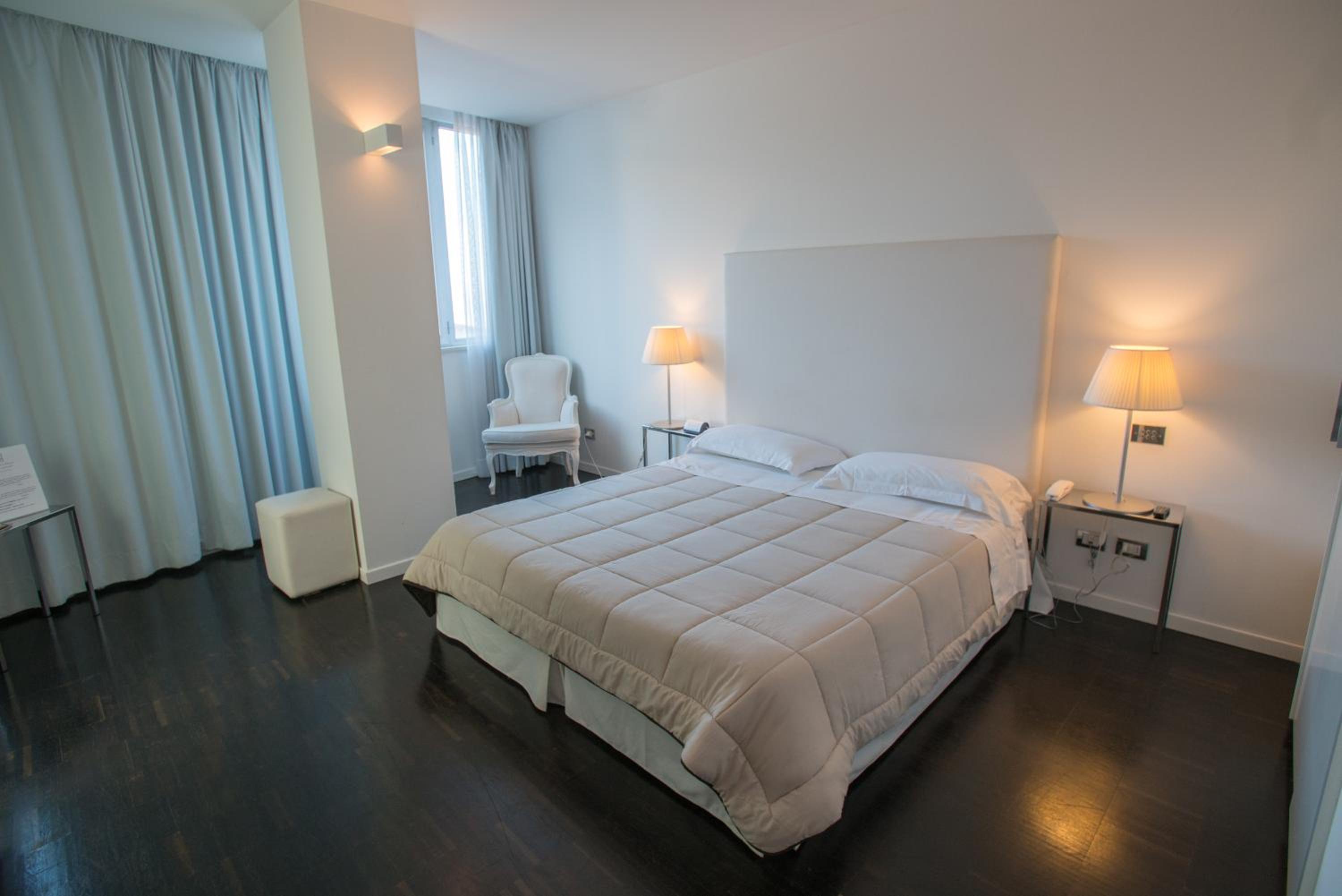 Double or Twin Room with Private Bathroom - Photo 1