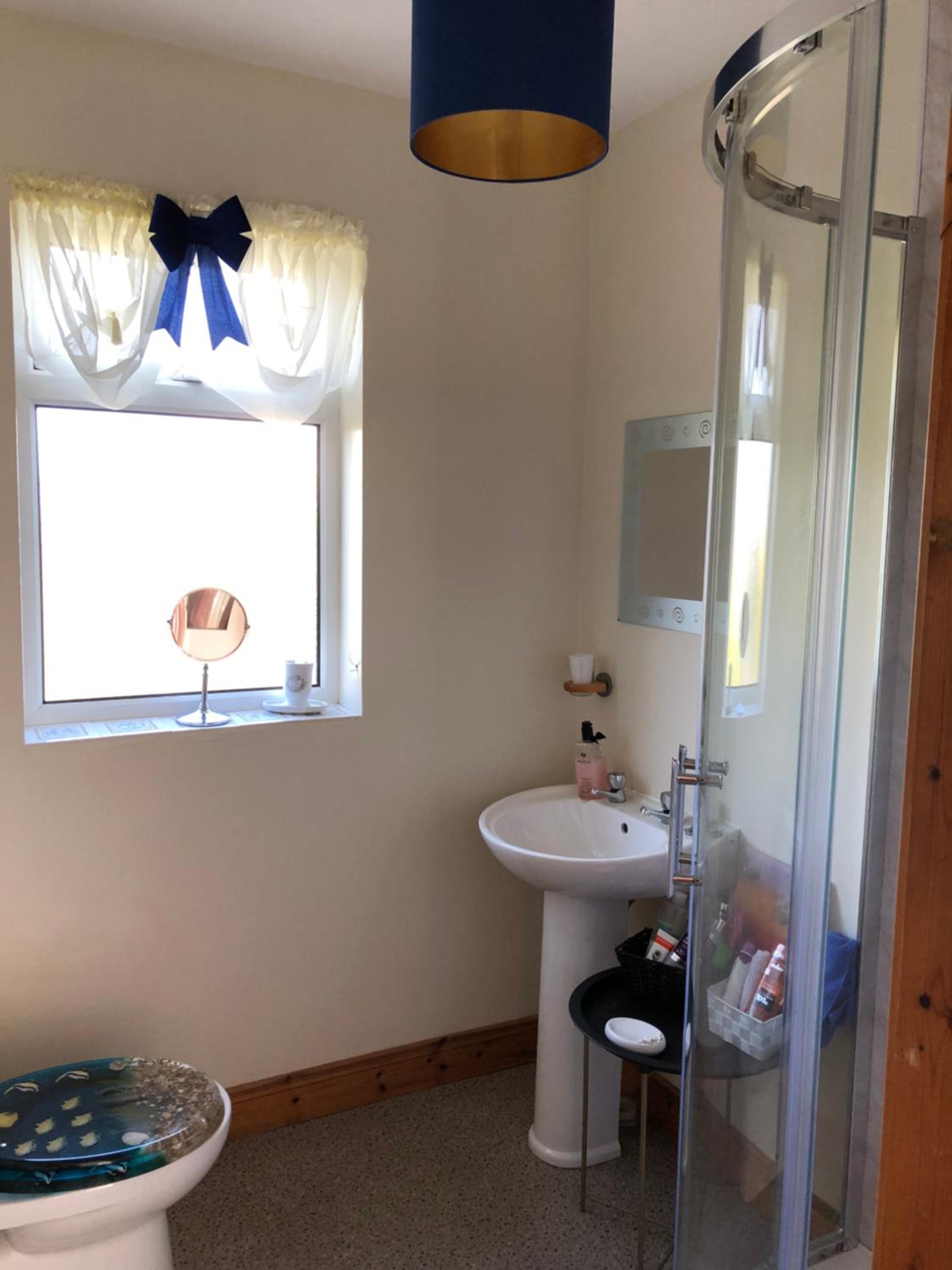 Five-Bedroom House - Photo 16