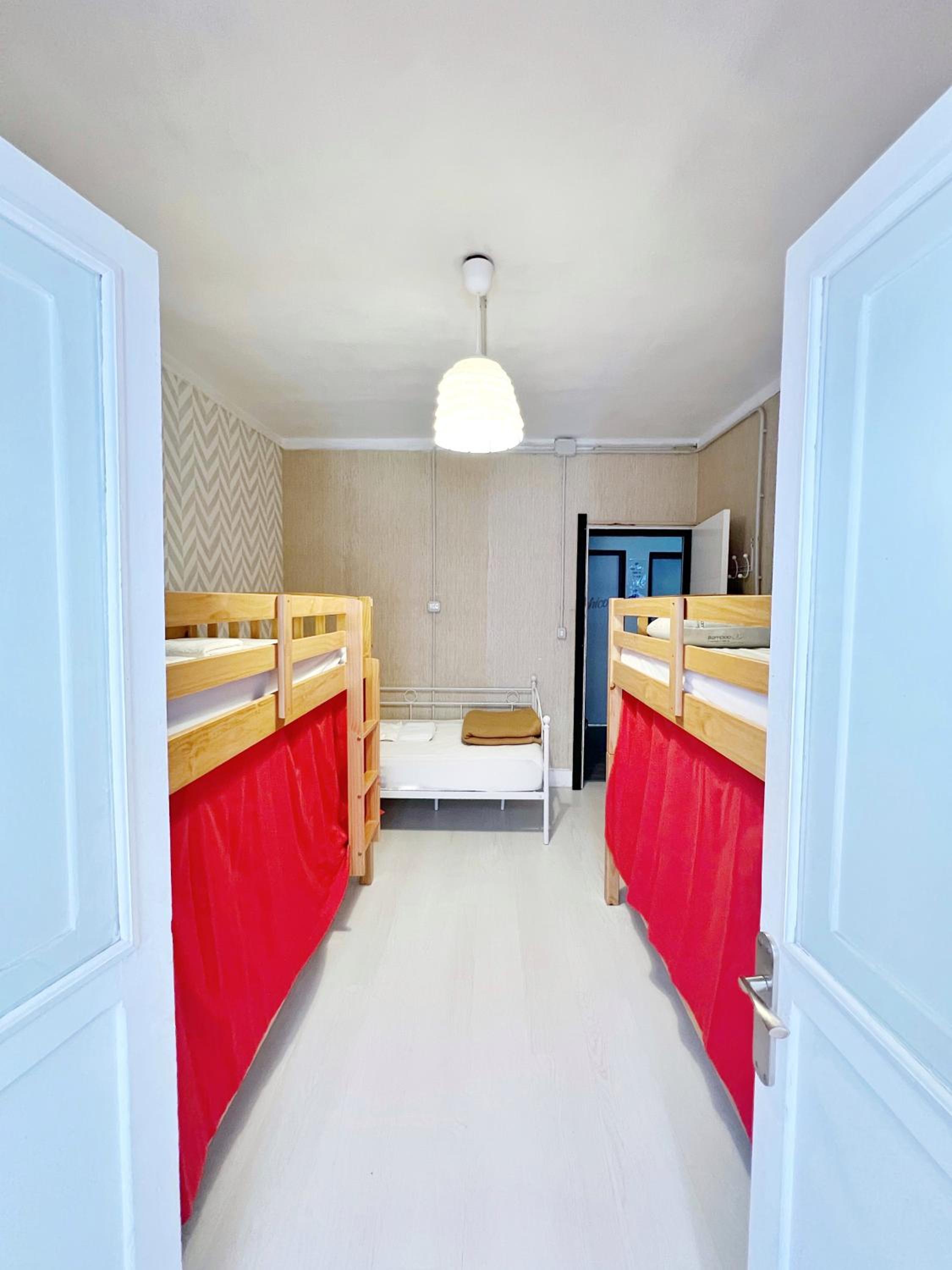 Bed in 5-Bed Mixed Dormitory Room photo 2