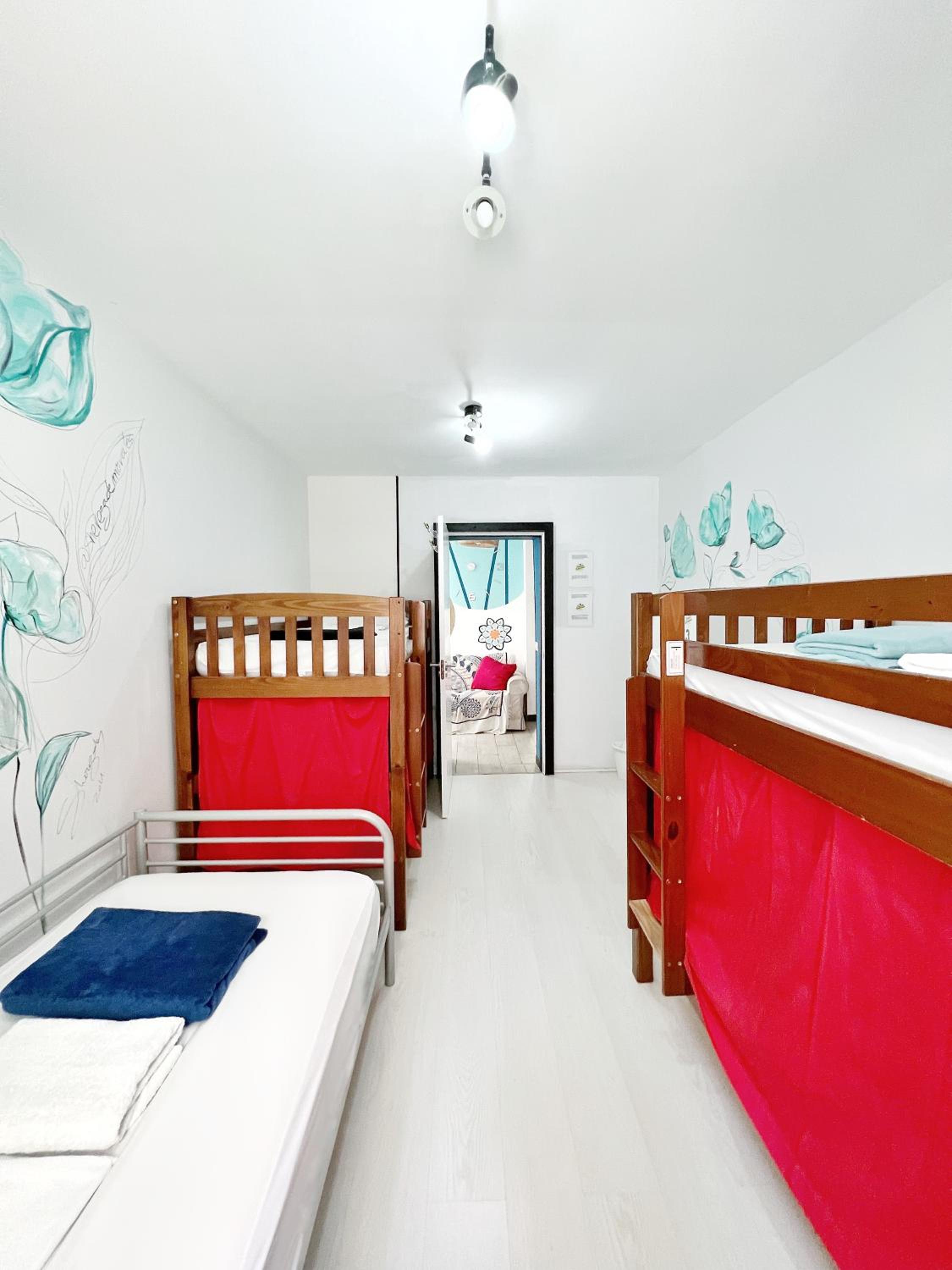 Bed in 5-Bed Mixed Dormitory Room photo 2