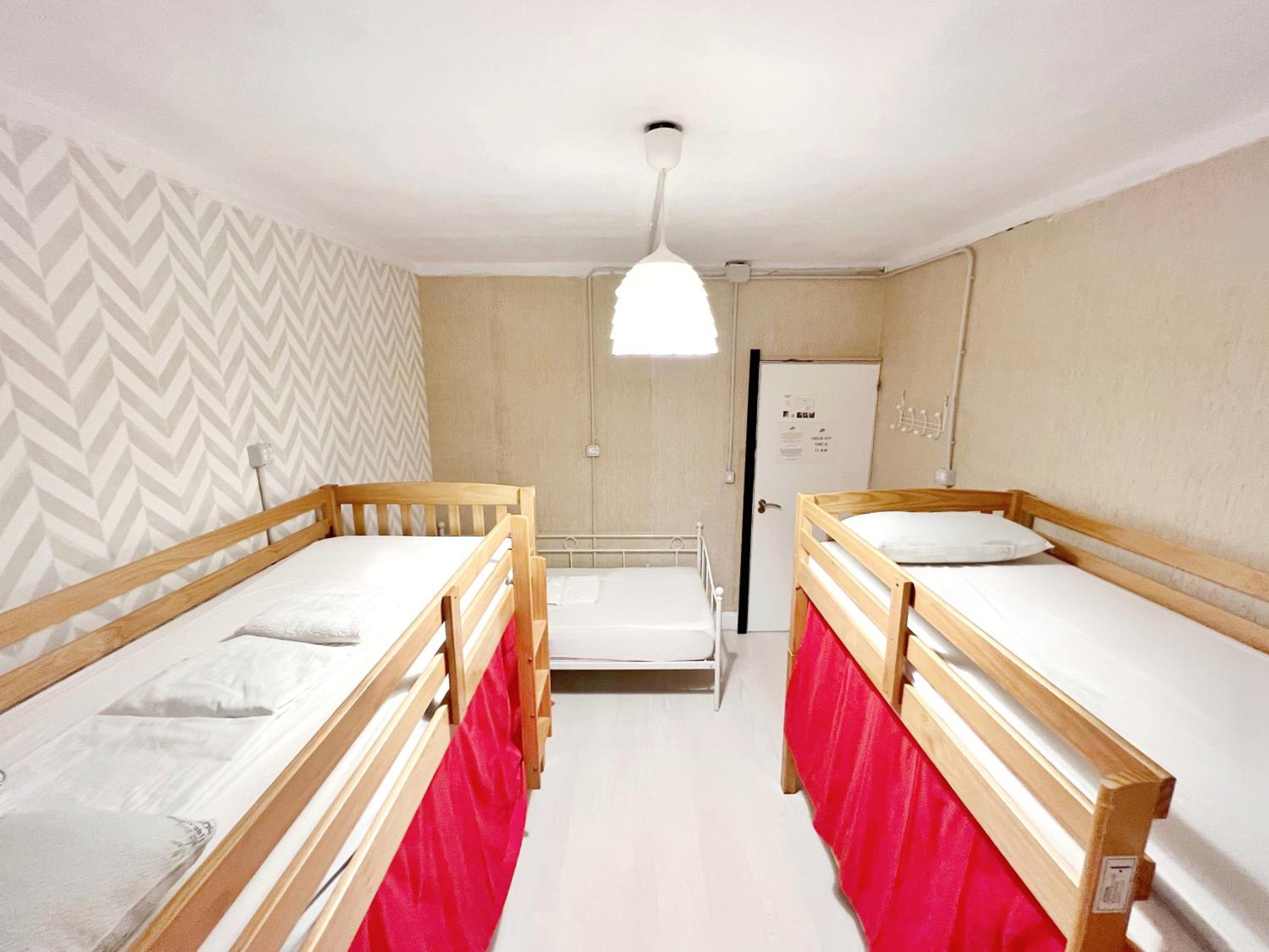 Bed in 5-Bed Mixed Dormitory Room photo 3