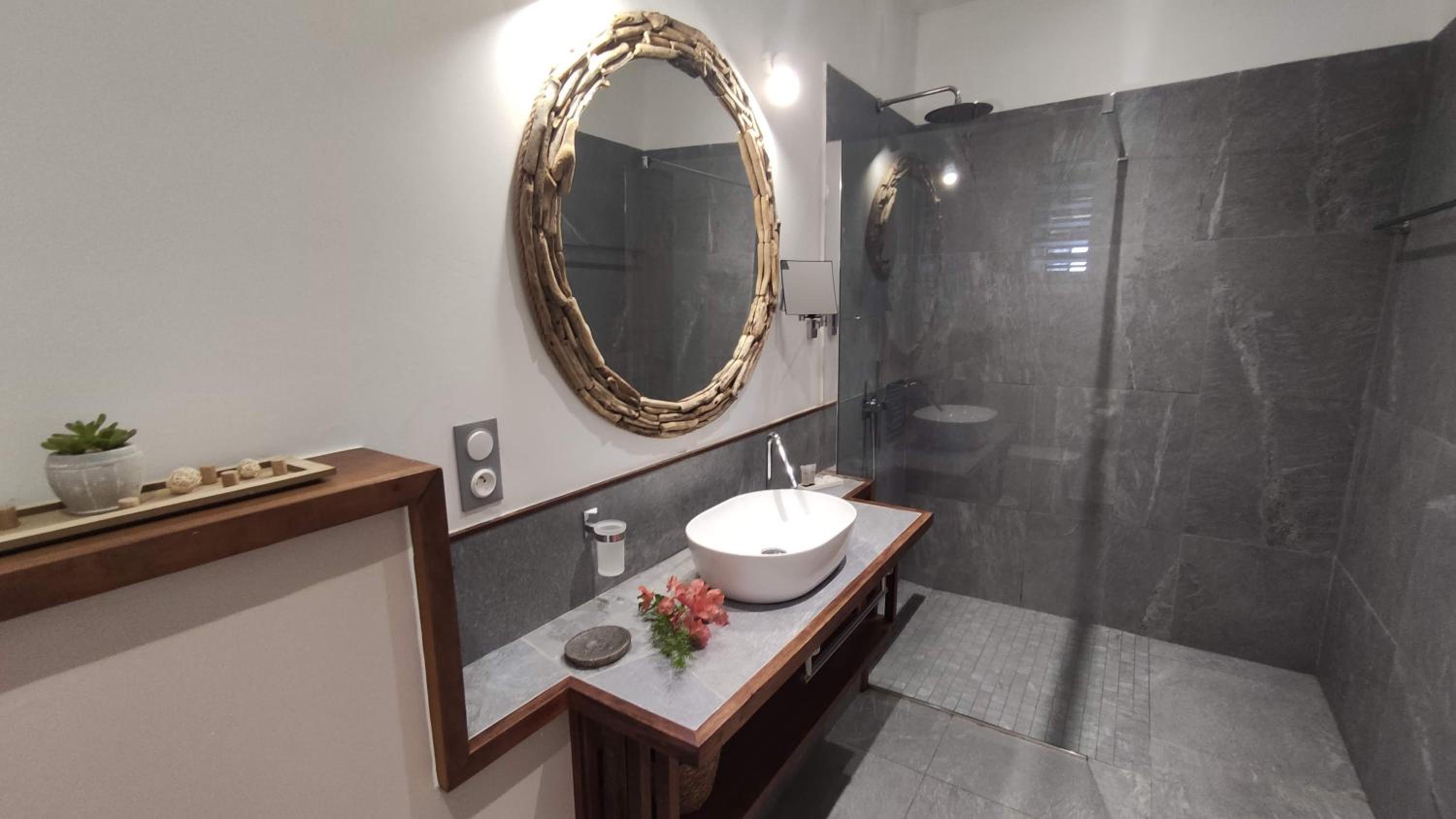 Suite with Sea View - Photo 17