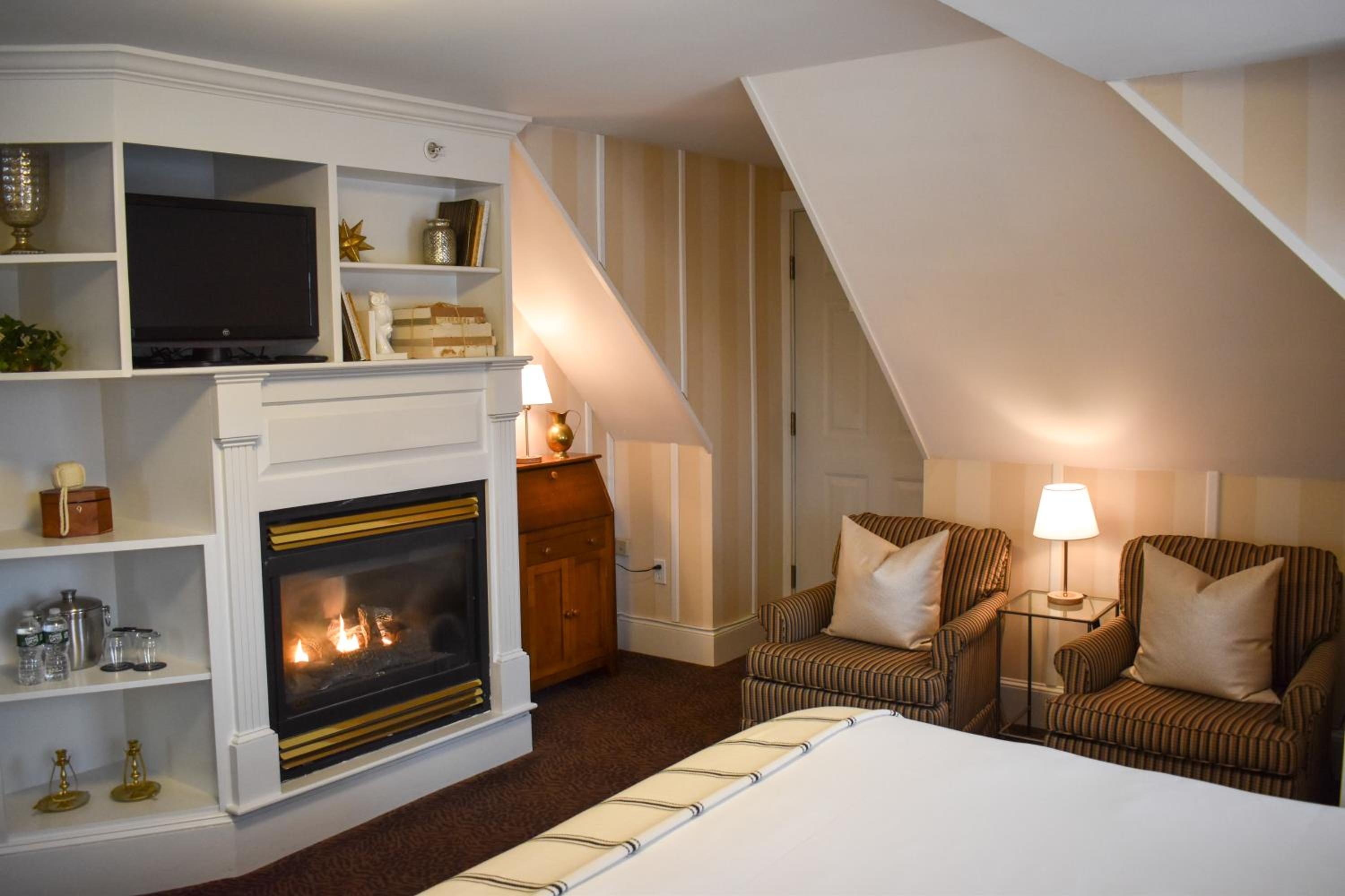 Dock Square King with Fire Place  - Photo 6
